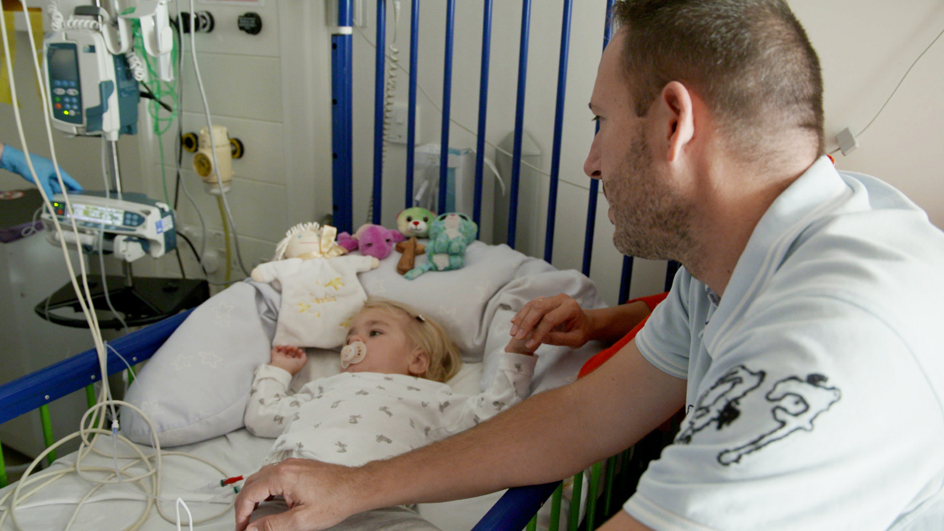 Patientin Sophia erhält Infusion mit Gentherapie © ZDF/Michael Turnball