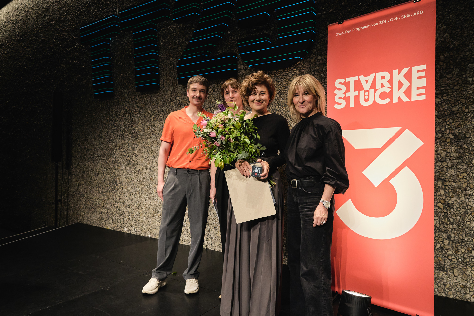 Wolfgang Horn (Redakteur HR Kultur), Katrin Ullmann (Theaterkritikerin und Jurymitglied), Anita Vulesica (Preisträgerin), Natalie Müller-Elmau (3sat-Senderchefin)
Copyright: Berliner Festspiele, Foto: Fabian Schellhorn