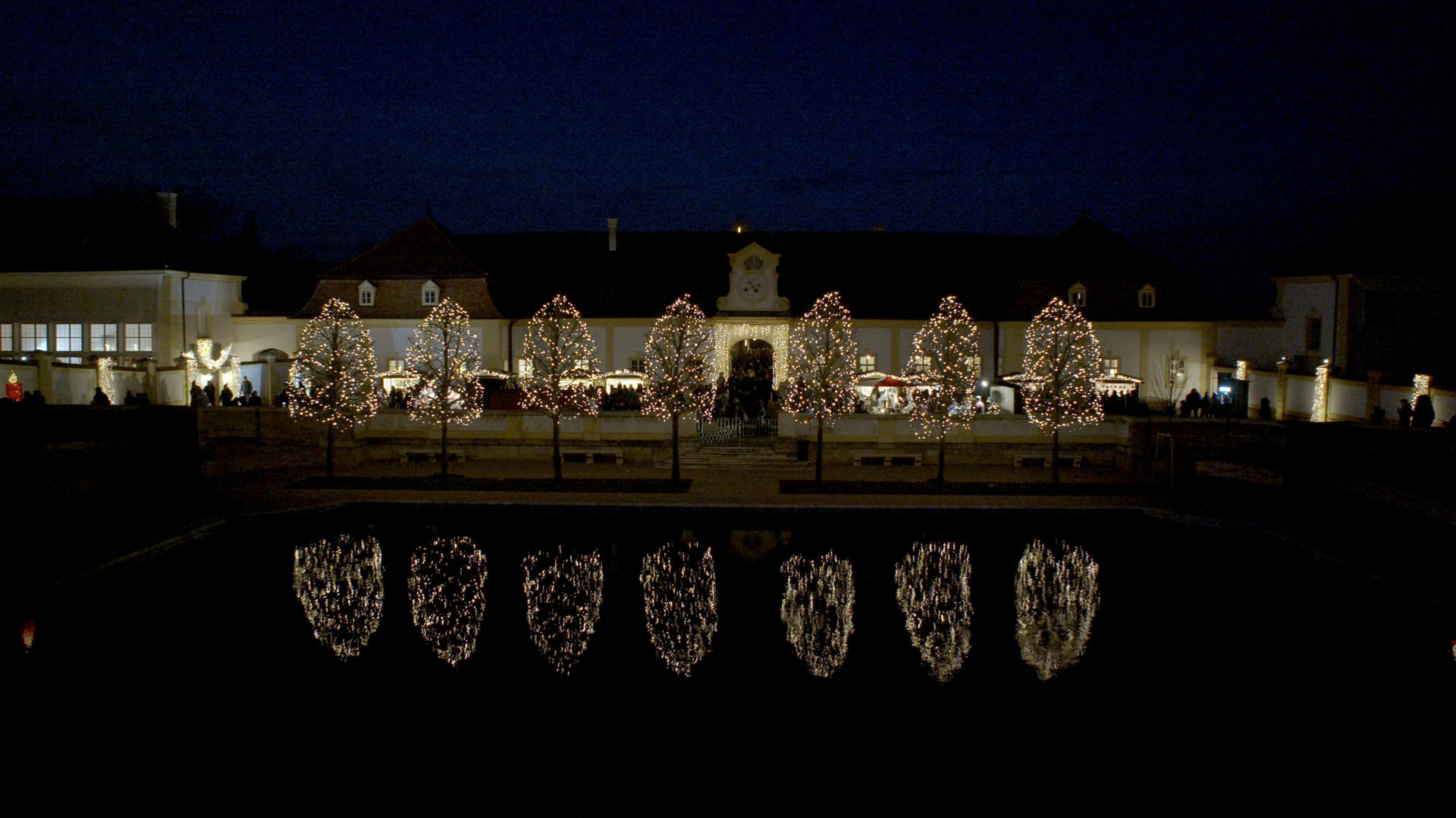 Die weihnachtlich geschmückten Bäume glitzern vor dem Teich vor Schloss Hof © ZDF/ORF/Produktion West/Gerhard Mader Die weihnachtlich geschmückten Bäume glitzern vor dem Teich vor Schloss Hof © ZDF/ORF/Produktion West/Gerhard Mader