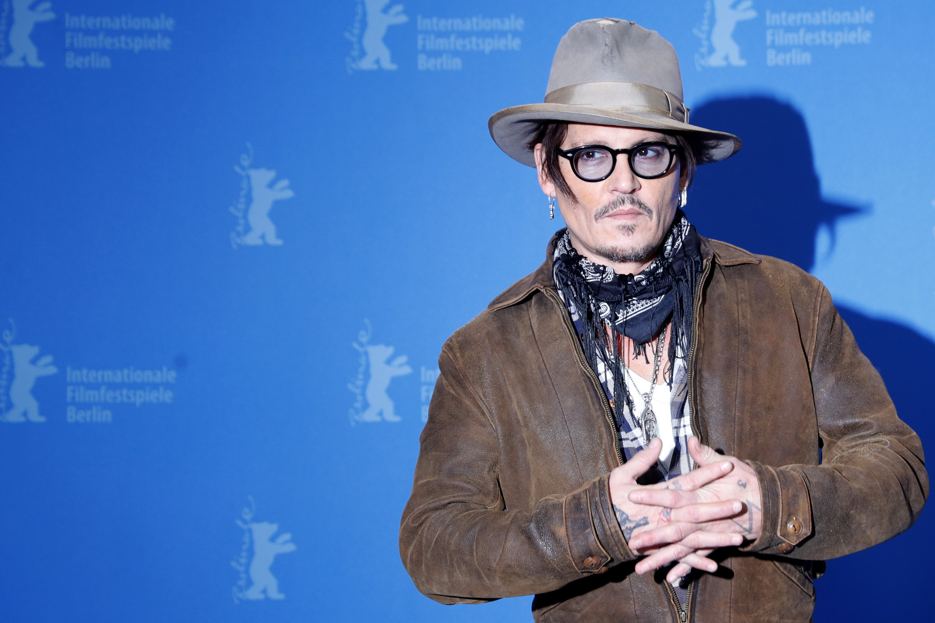 Copyright: Johnny Depp ist einer der facettenreichsten Charakterdarsteller aller Zeiten. Doch 2016 kommt eine neue Seite des Schauspielers ans Licht, die kostet Hollywoods Bad Guy fast die Karriere /epa, efe, Ronald Wittek