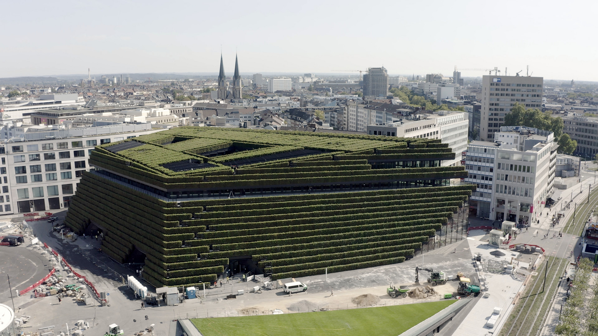 Der Kö-Bogen in Düsseldorf sorgt mit seiner Fassade aus 30.000 Hainbuchen im Sommer für Abkühlung. 
© ZDF und Dieter Stürmer.