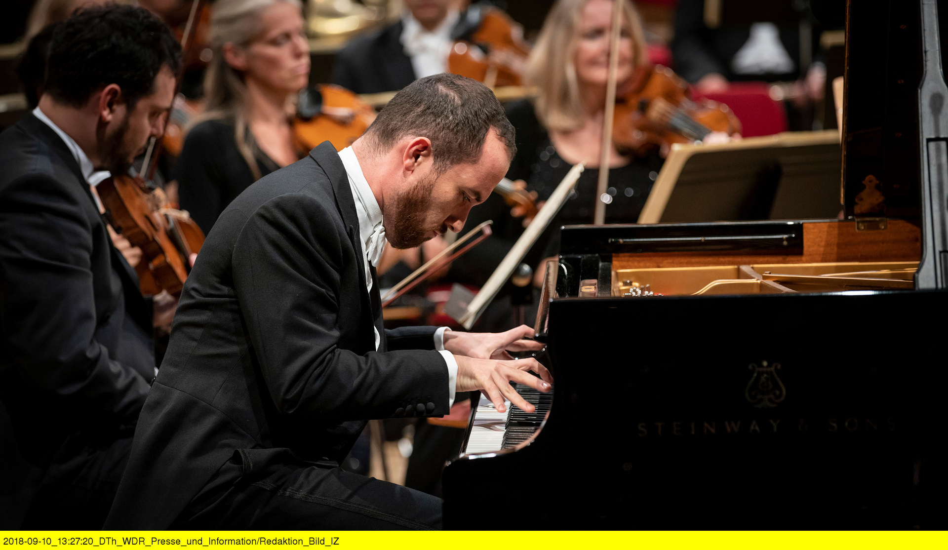 Der Pianist Igor Levit spielt zum Saisonauftaktkonzert 2018/2019 des WDR Sinfonieorchesters Brahms Klavierkonzert Nr. 1. © ZDF und WDR/Thomas Kost. 