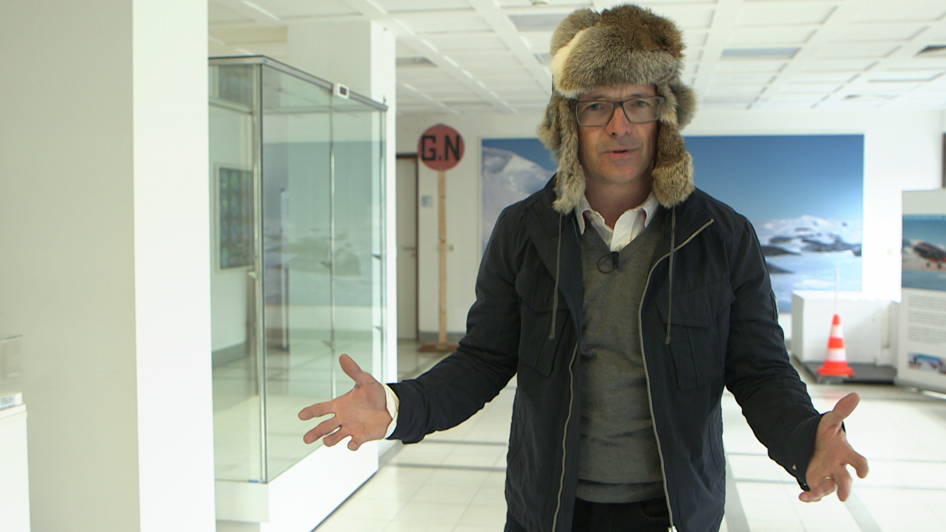 Warm anziehen musste sich Karsten Schwanke beim Besuch der Eisbohrkernforscher am Alfred-Wegener-Institut für Polar- und Meeresforschung in Bremerhaven (aus "Blick auf die Ozeane") 
(C) ZDF und BR/Maximilian Schecker 