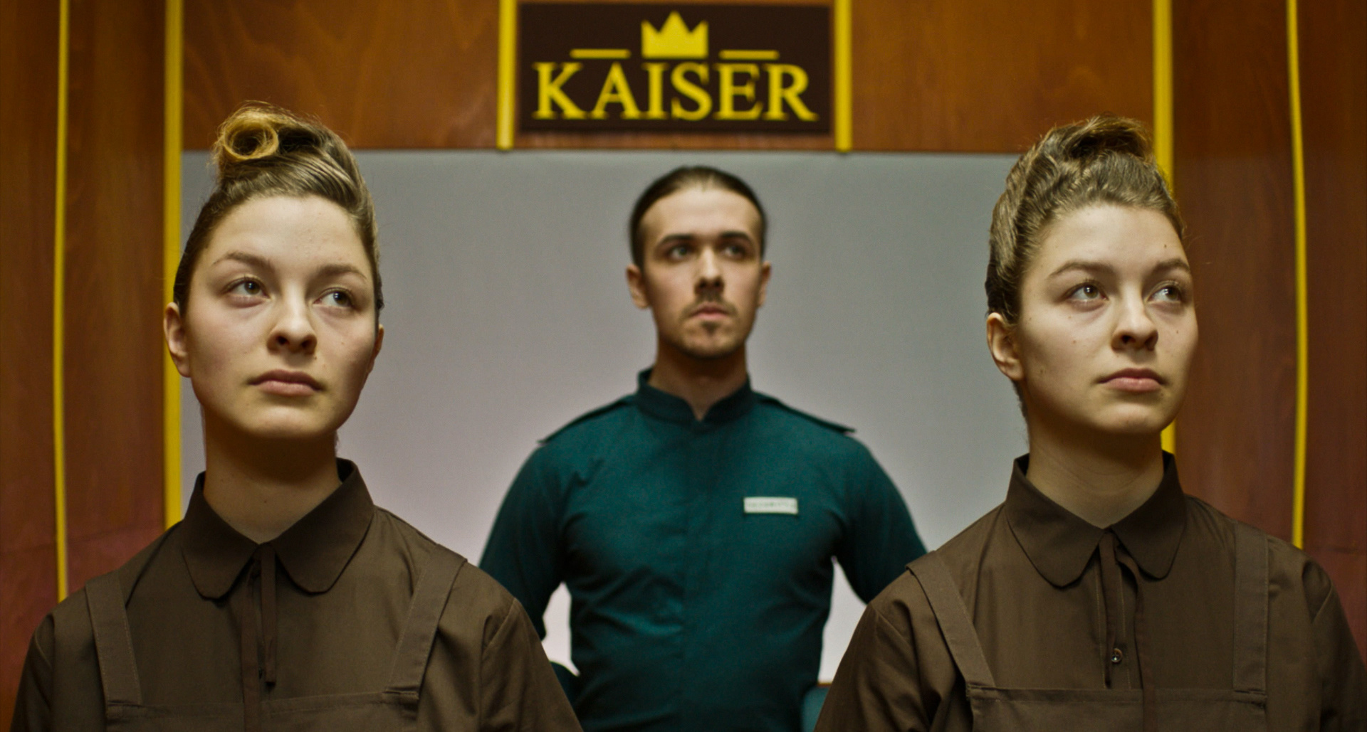 Die Schneiderinnen aus dem Kurzfilm „Kaiser“ zeigen dem neuen Security-Mann seinen Arbeitsplatz. © ZDF/Vincent Engel