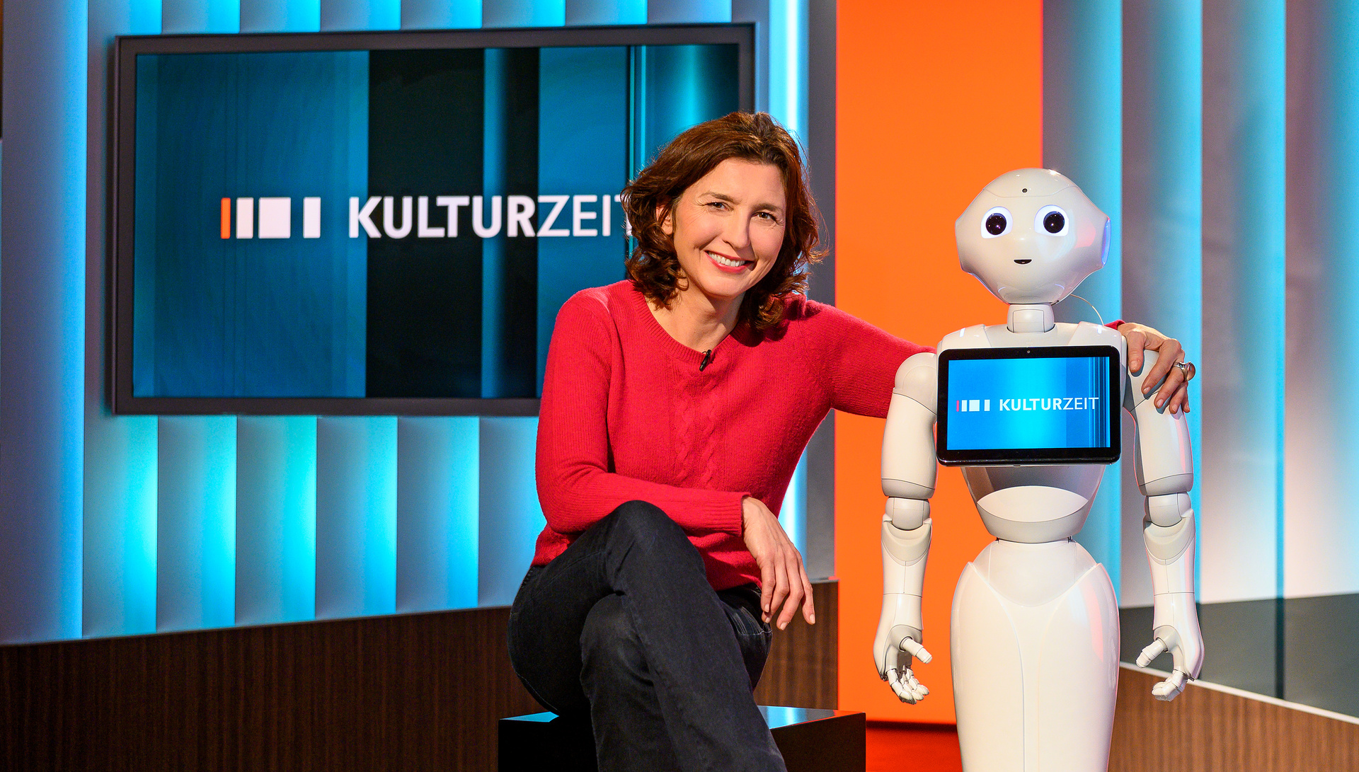 Gemeinsam mit Moderatorin Cécile Schortmann moderieren Pepper erstmals das 3sat-Kulturmagazin. © ZDF und Torsten Silz