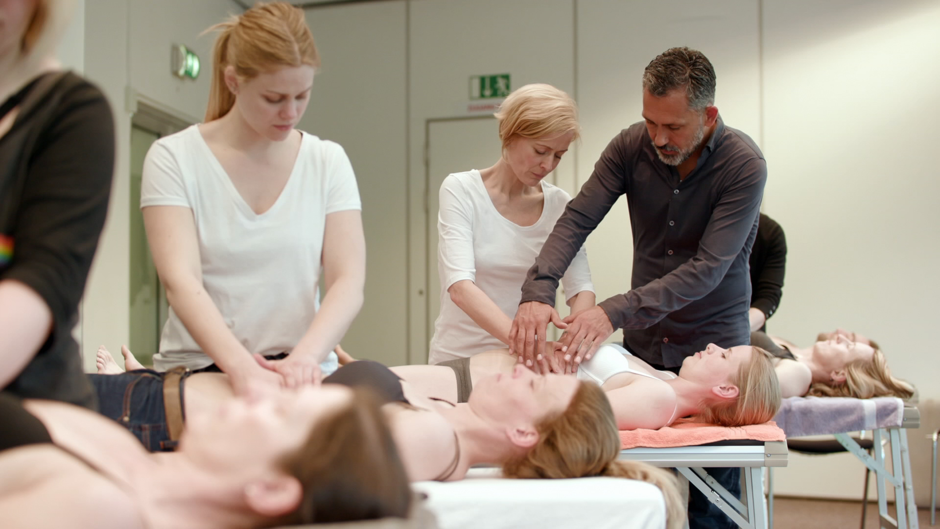 Angehende Osteopathen lernen verschiedene Handgriffe am menschlichen Körper (c) ZDF und Nils Vogt 