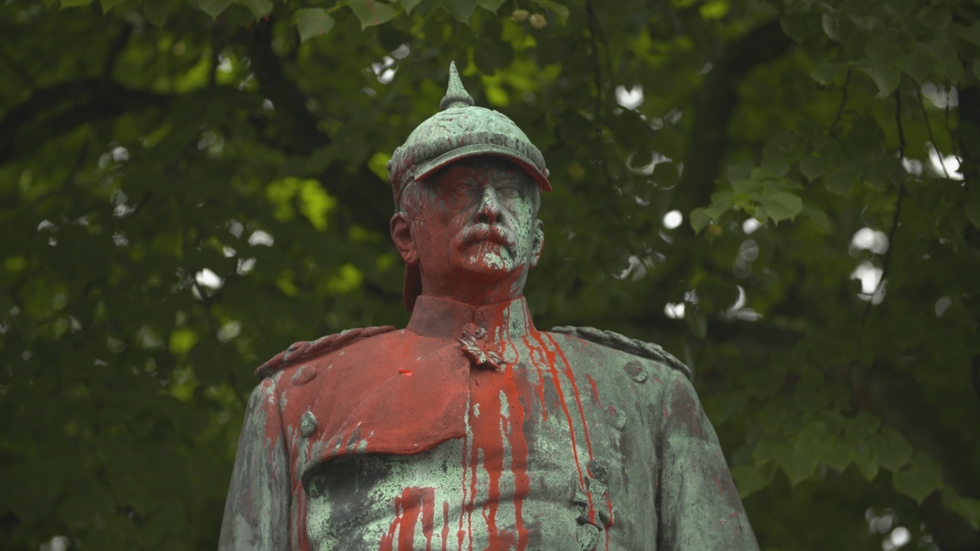 Mit Farbe beschmiertes Bismarck-Denkmal in Hamburg © ZDF/Daniel Waldhecker (Kobalt GmbH)