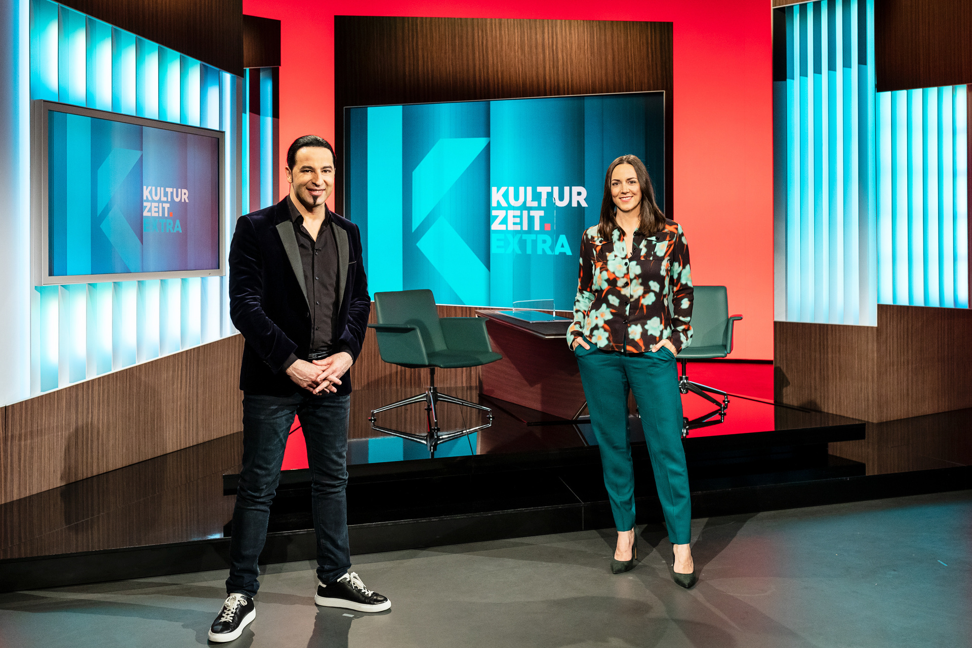 In der "Kulturzeit"-Sendung mit Bülent Ceylan (l.) und 3sat-Moderatorin Nina Mavis Brunner (r.) dreht sich alles ums Thema Dialekt © ZDF/Jana Kay