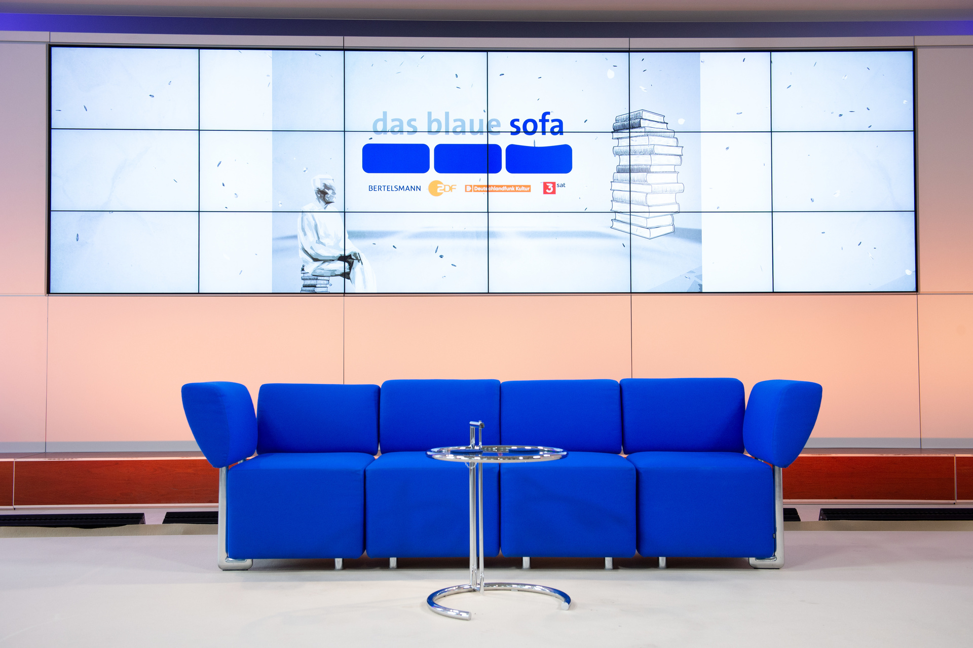 Literatur auf dem blauen Sofa © ZDF/Andre Kowalski