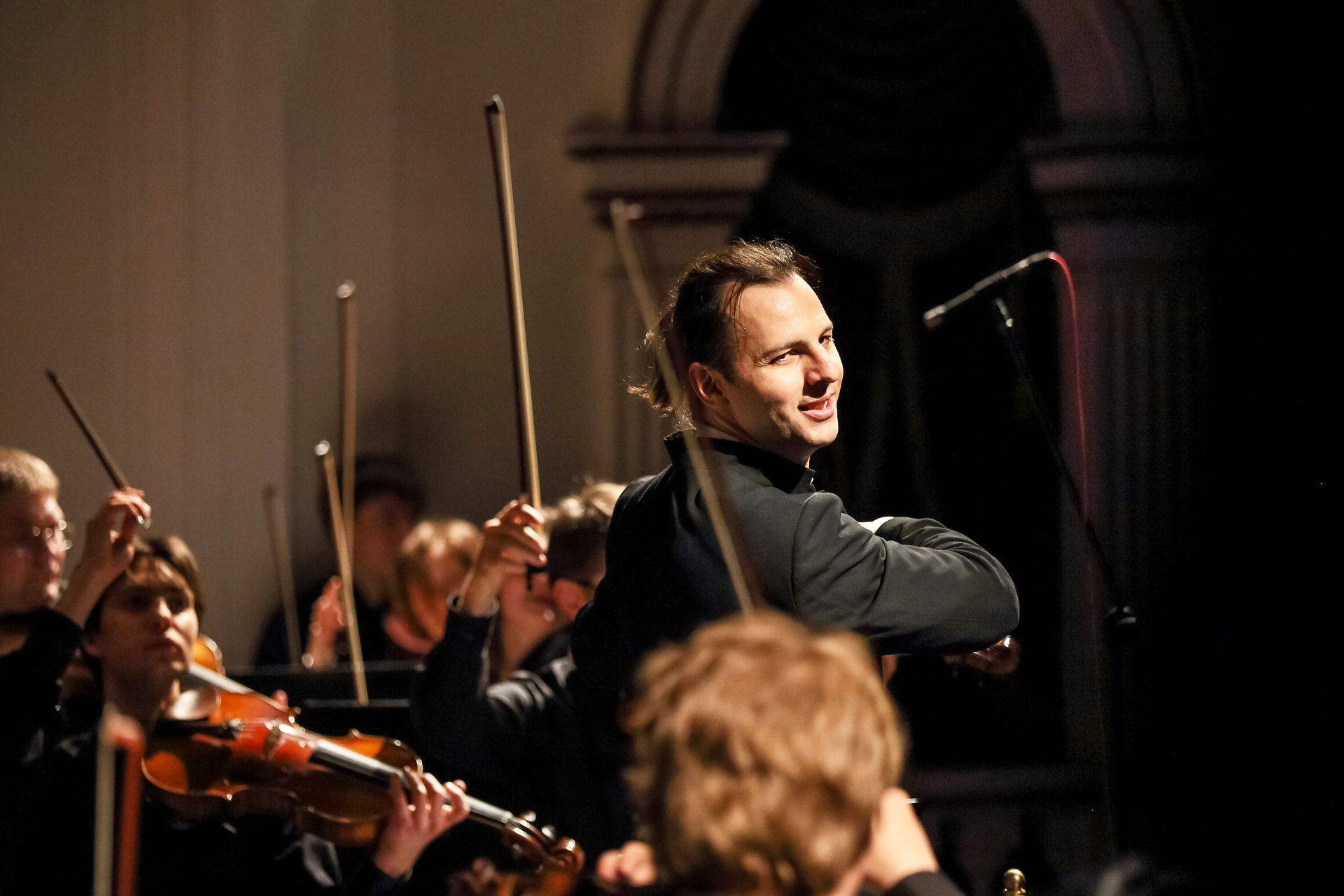 Teodor Currentzis tritt mit dem internationalen Ensemble MusicAeterna bei den Salzburger Festspielen 2021 auf. © ZDF/Anton Zavjyalov