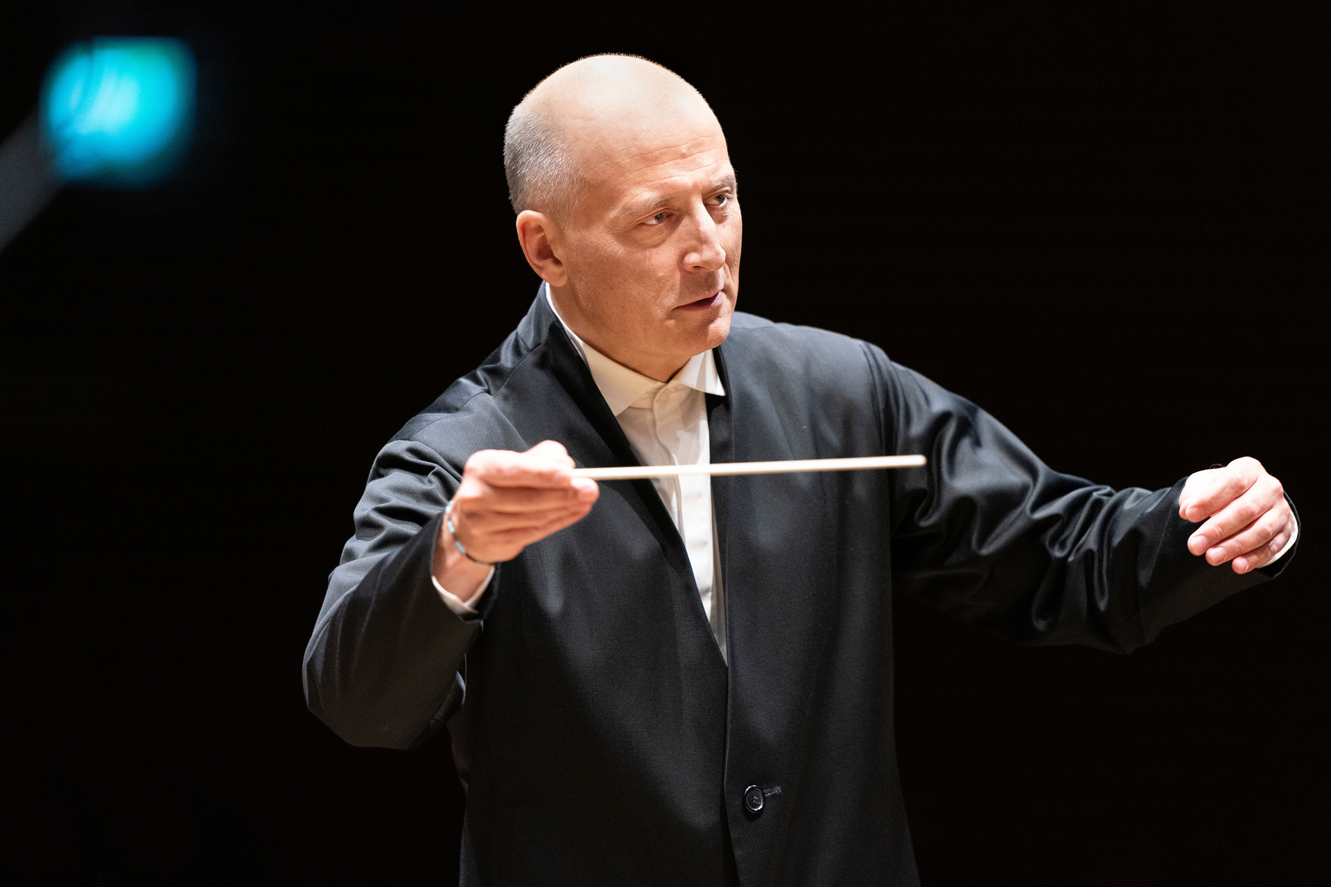Paavo Jaervi, designierter Chefdirigent des Züricher Tonhalle-Orchesters, fotografiert während eines Konzerts am 10. April 2019, in der Tonhalle Maag. © ZDF/SRF/Gaetan Bally