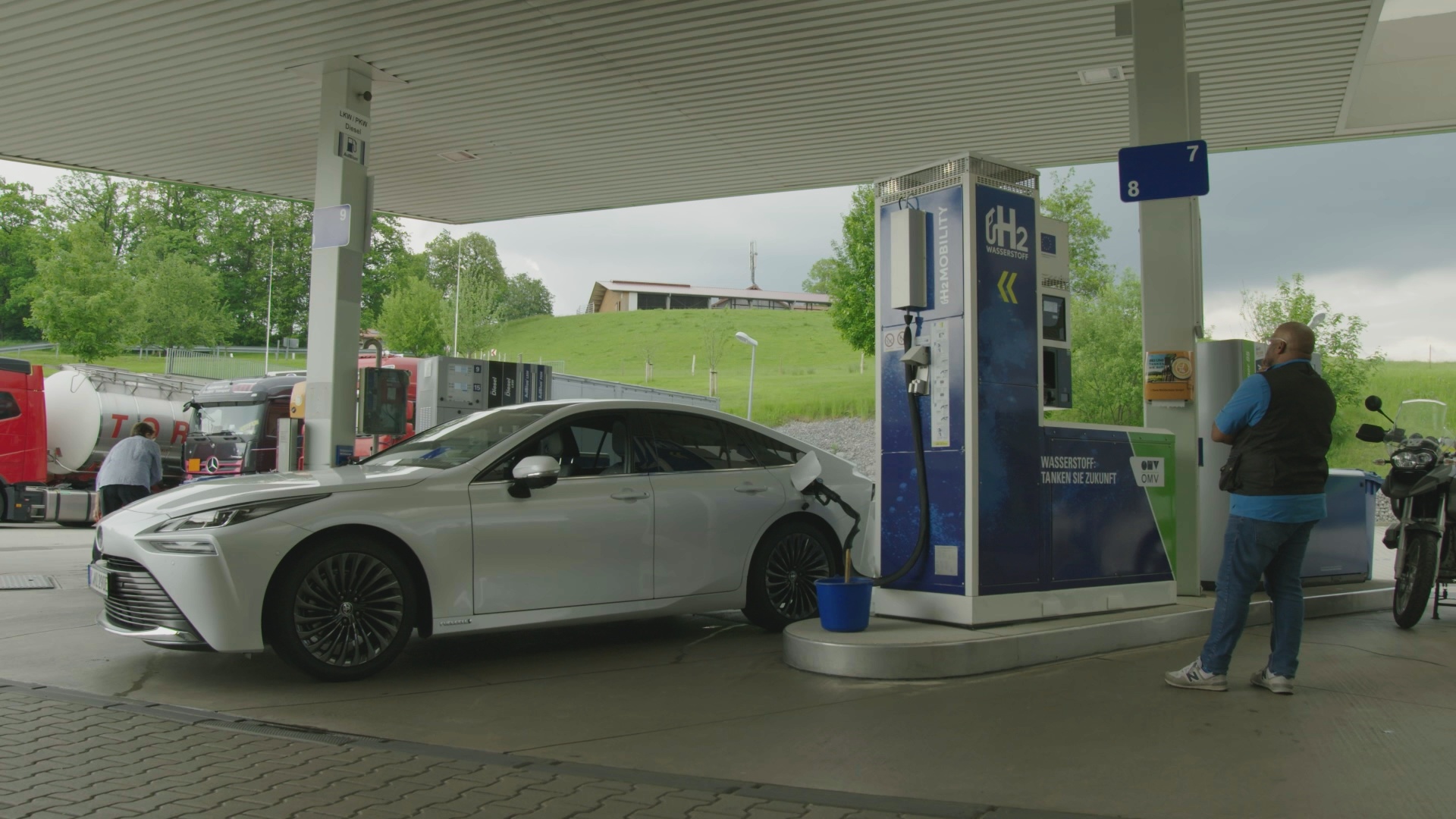 Es gibt nur wenig Tankstellen für Wasserstoff, eine davon ist in Irschenberg bei München © ZDF/Gerald Gareis