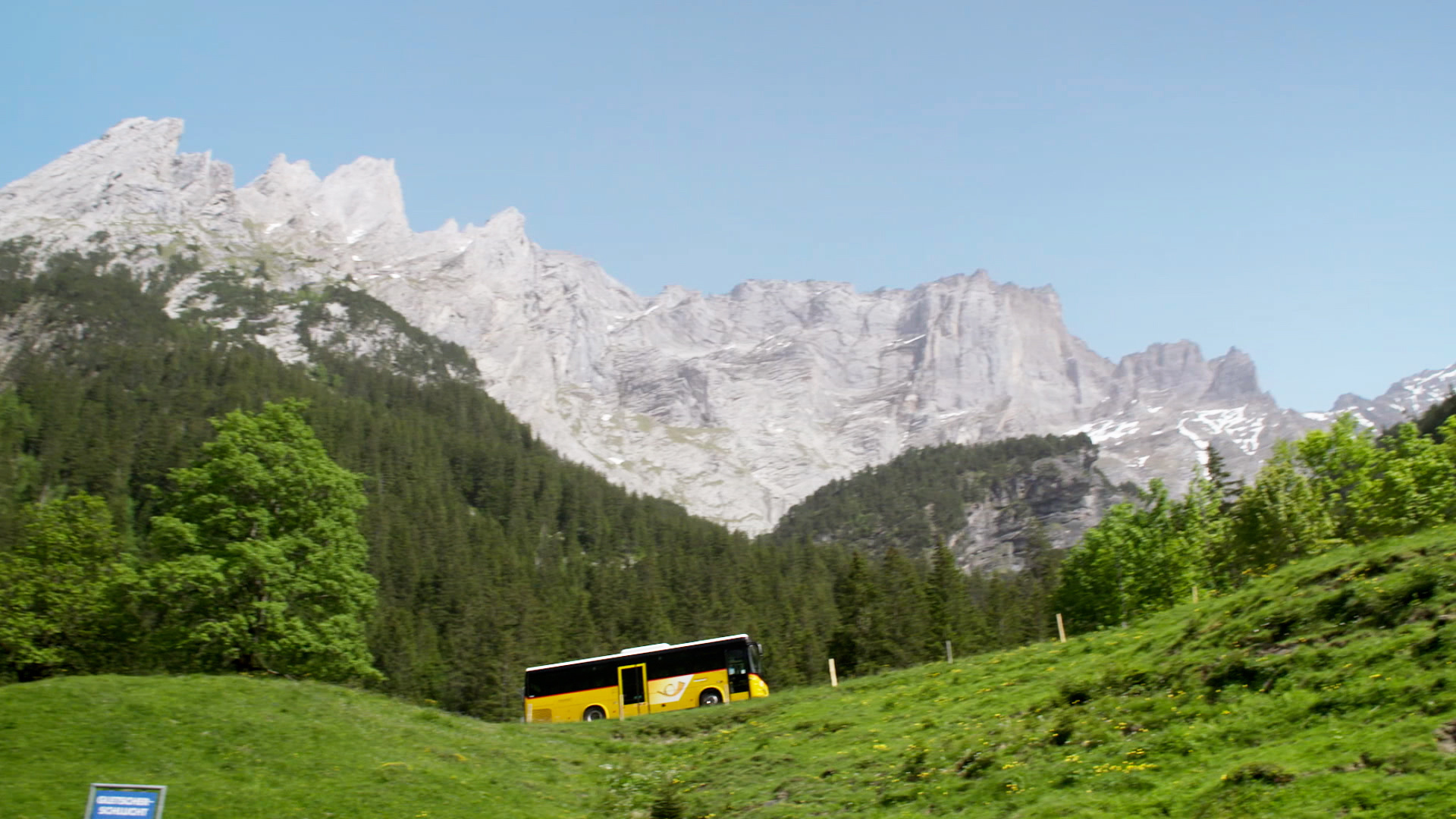 Das Postauto vor beeindruckender Bergkulisse © ZDF/SRF, doc.station