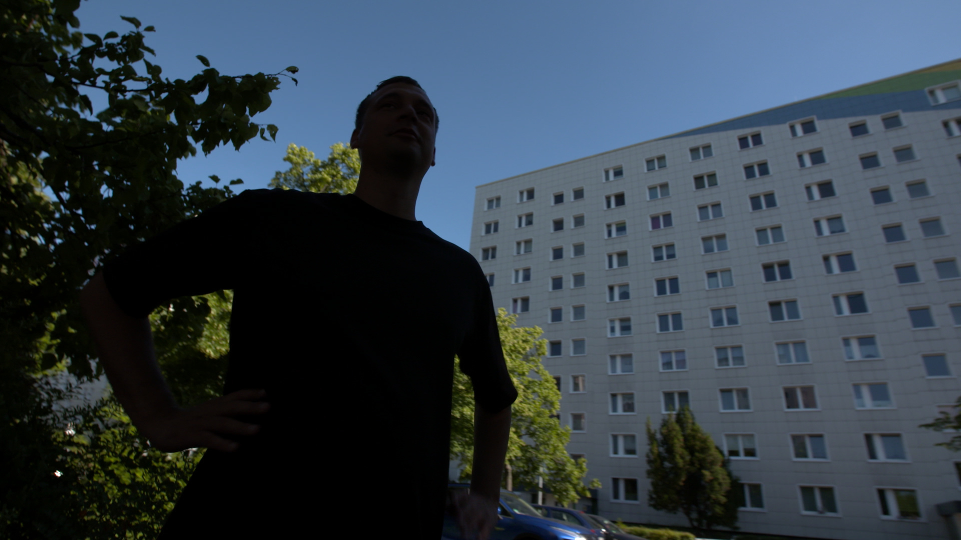Rapper und Autor Hendrik Bolz vor einem Plattenbau in Stralsund, wo er aufgewachsen ist. (c) ZDF und Karsten Wolff