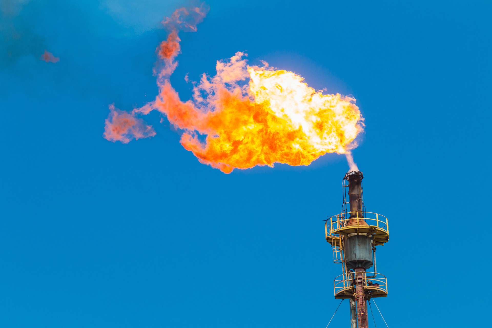 Jedes Jahr bläst die Gas- und Ölindustrie weltweit rund 80 Millionen Tonnen Methan in die Atmosphäre © ZDF und colourbox
