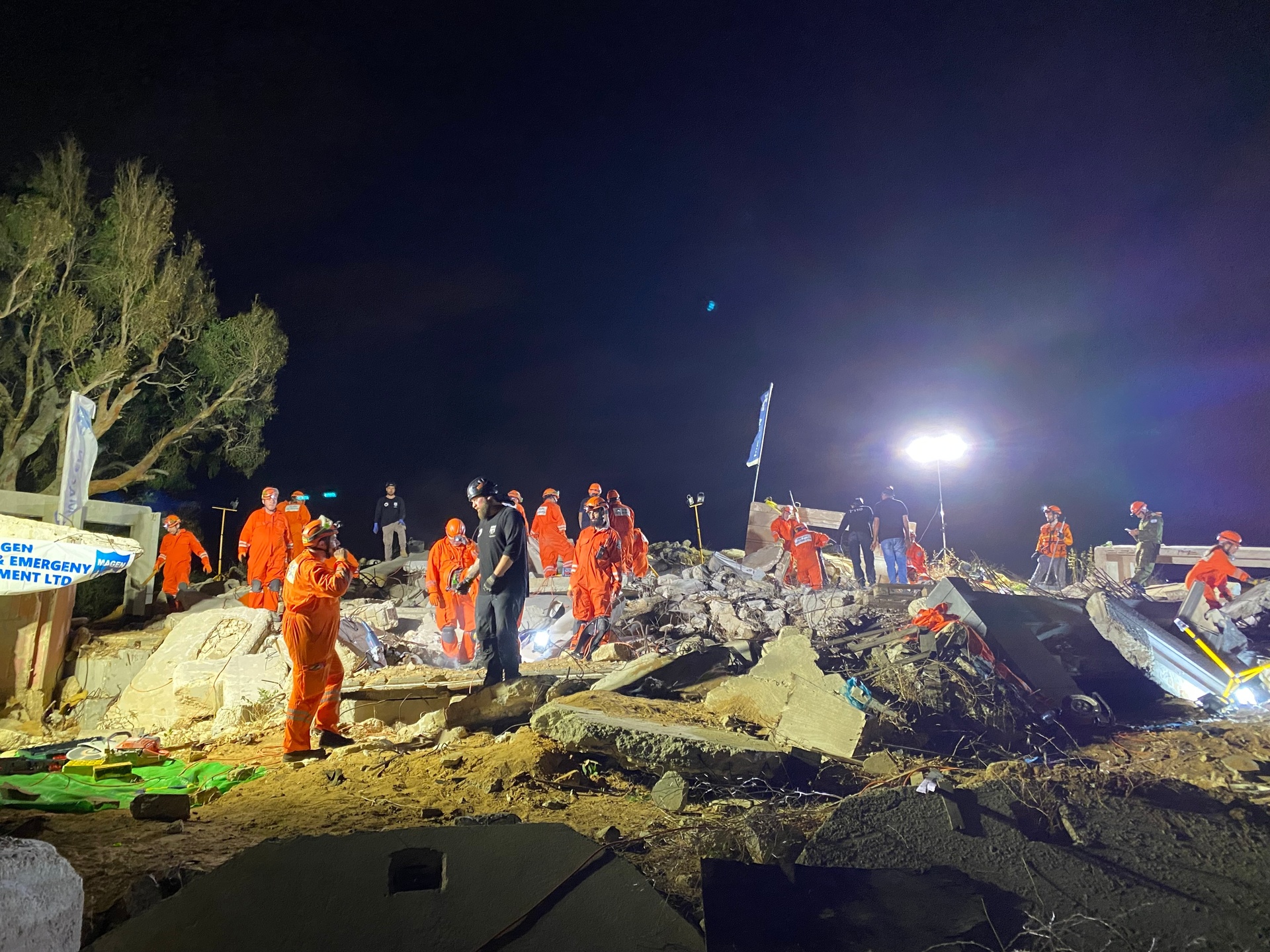 Erwachsene Freiwillige eines Search-and-Rescue-Teams beim Katastrophenschutz-Training. Jeder lernt hier zu helfen © ZDF/Björn Platz