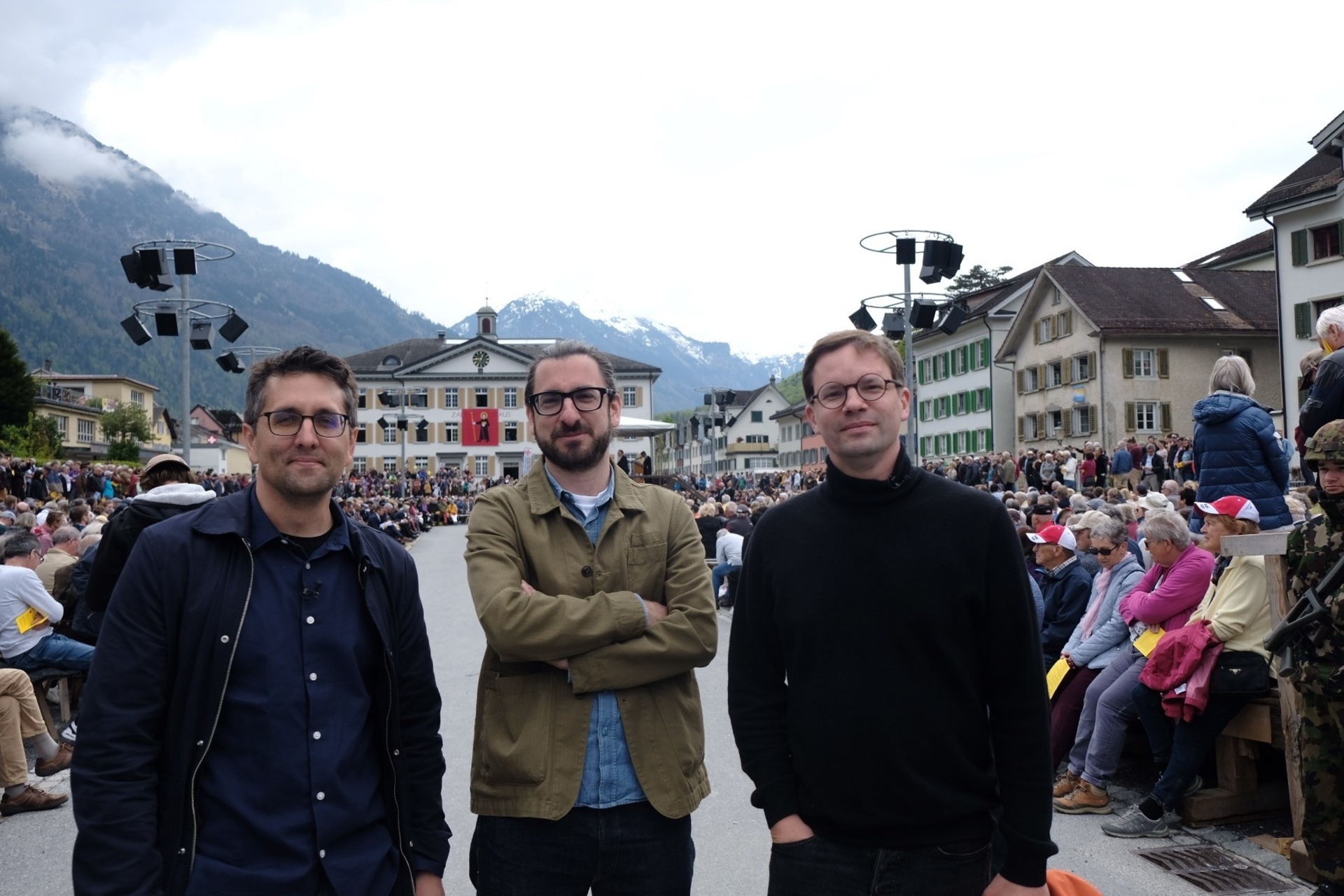 Nachhilfe in Sachen Direkte Demokratie. Von links: Florian Gasser, Matthias Daum, Lenz Jacobsen an der Landsgemeinde in Glarus © ZDF/SRF