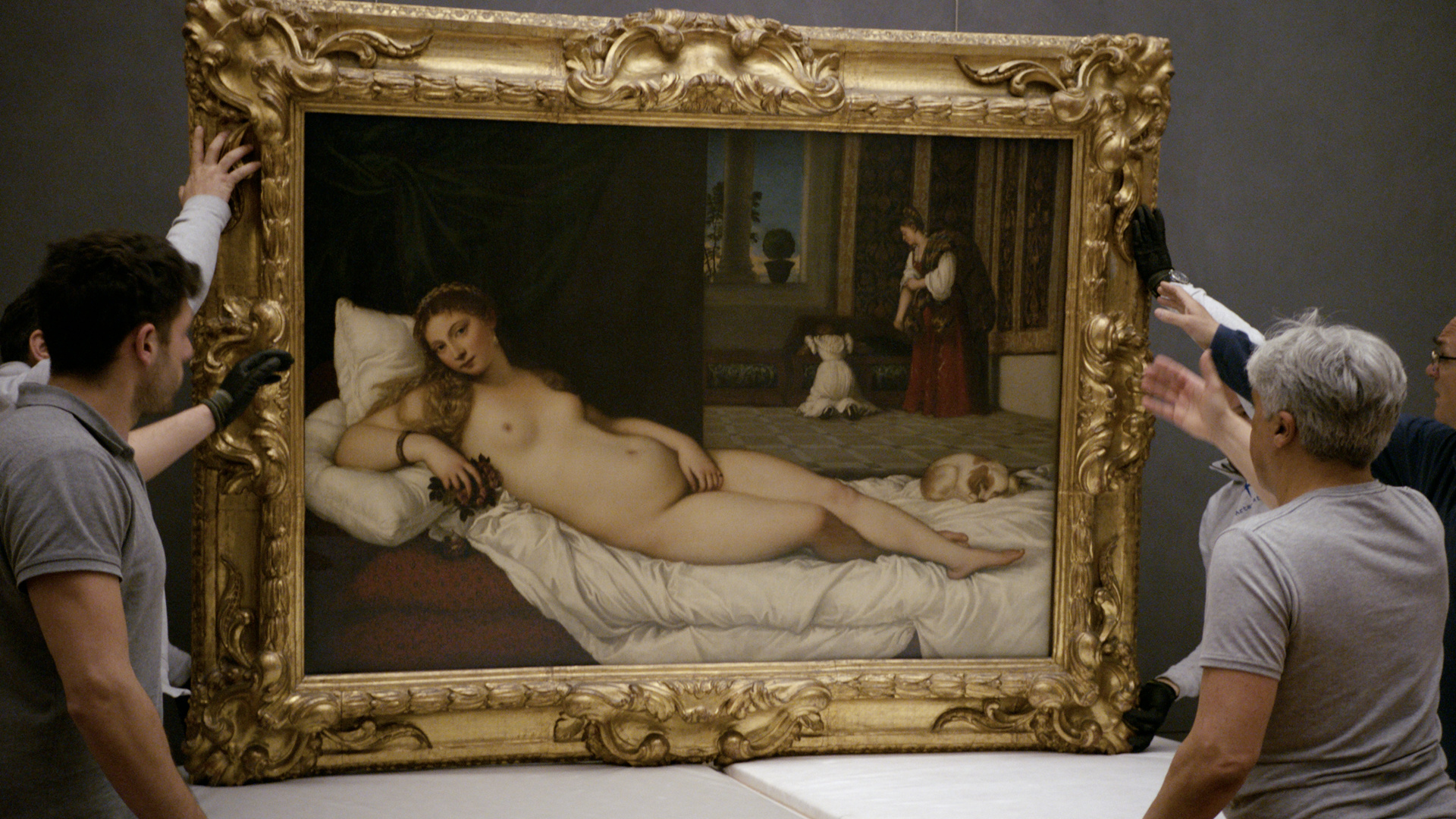 Die "Venus von Urbino" von Tizian wird umgehängt. Als eines der berühmtesten Bilder der Uffizien bekommt sie einen wirkungsmächtigen Platz vor tiefgrünem Hintergrund / Copyright: ZDF/Johann Feindt Die "Venus von Urbino" von Tizian wird umgehängt. Als eines der berühmtesten Bilder der Uffizien bekommt sie einen wirkungsmächtigen Platz vor tiefgrünem Hintergrund / Copyright: ZDF/Johann Feindt