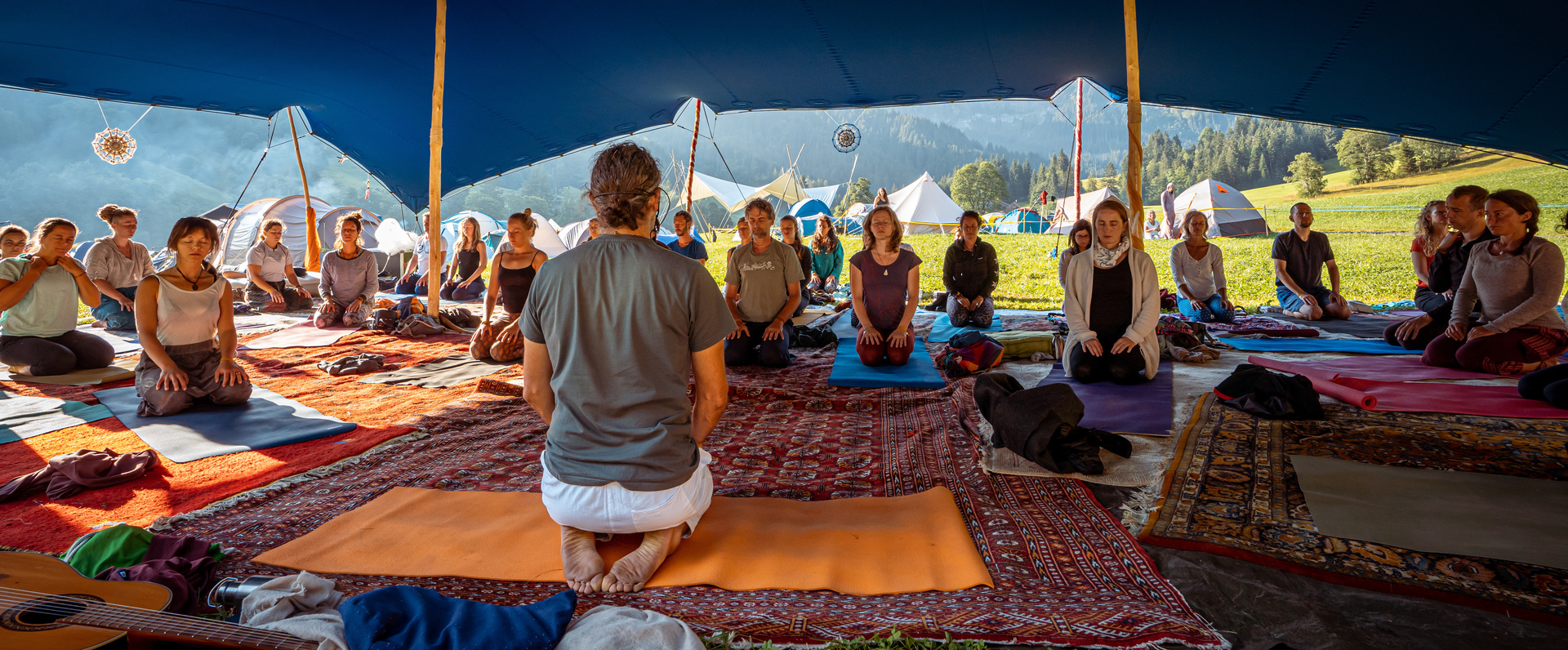 Yoga und Atemübungen auf dem „Pachamama-Festival“ in der Schweiz © ZDF/Giovanni Baroni