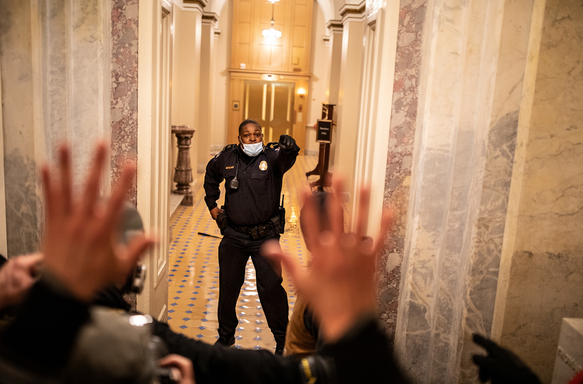 Eugene Goodman, US-Kapitol-Polizei, hält eine Gruppe von Demonstranten im Kapitol zurück © ZDF und SWR/Ashley Gilbertson