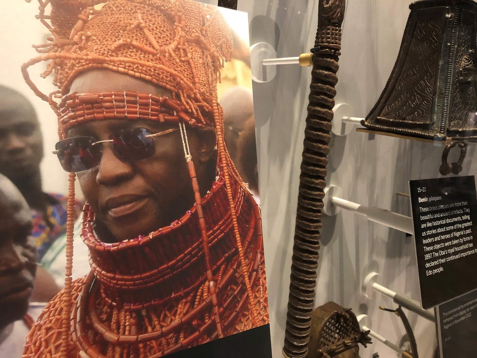 Der Oba von Benin, das traditionelle Oberhaupt des Edo-Volkes in Nigeria, erhofft eine Rückgabe wichtiger Benin-Bronzen in seinen Palast, der 1897 von britischen Truppen geplündert wurde © ZDF/Frank Vorpahl
