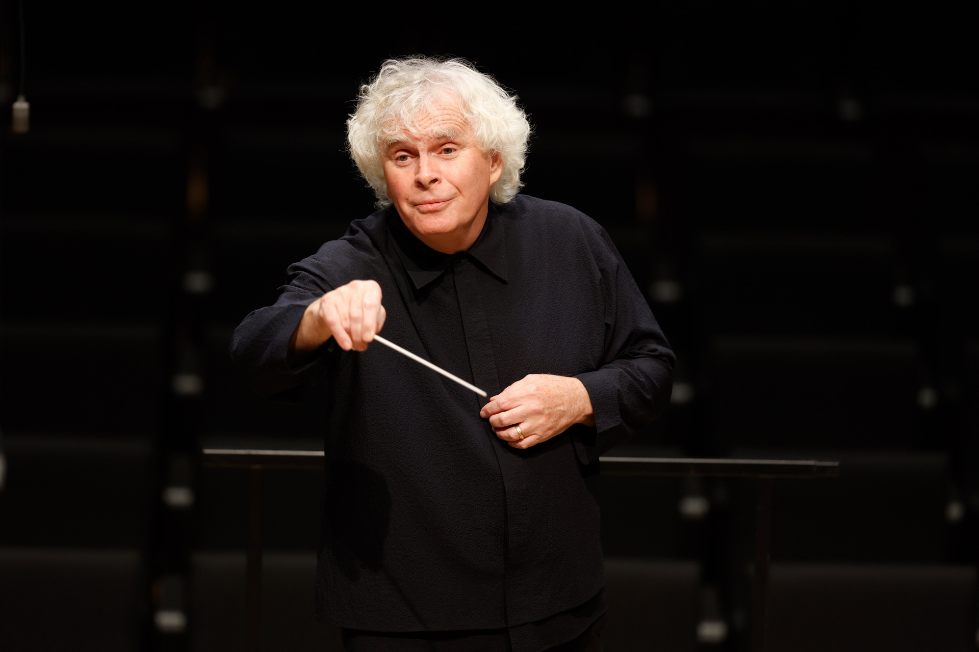 Chefdirigent des Symphonieorchesters des Bayerischen Rundfunks Sir Simon Rattle
© ZDF und BR, Astrid Ackermann