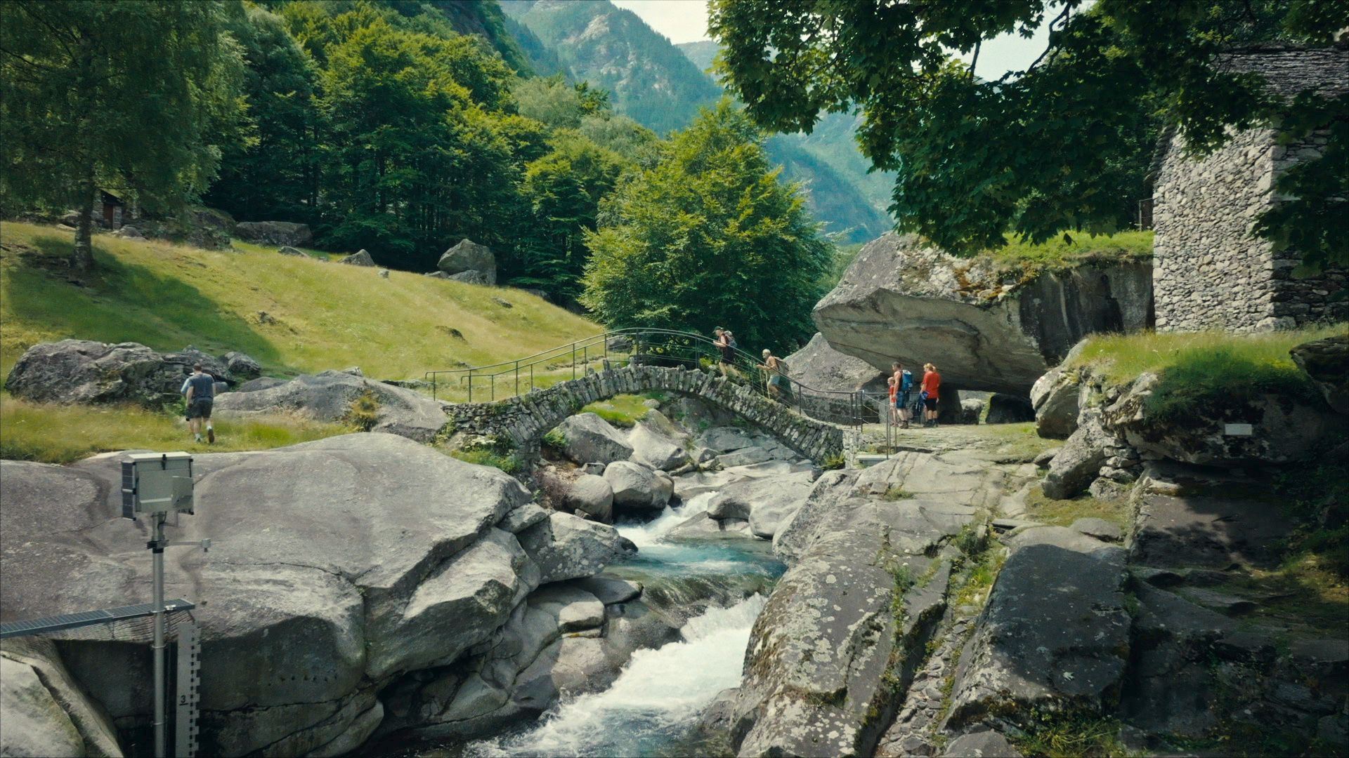 Die Steinbrücke von Puntid ist ein beliebtes Ausflugsziel im Bavonatal © ZDF/SRF