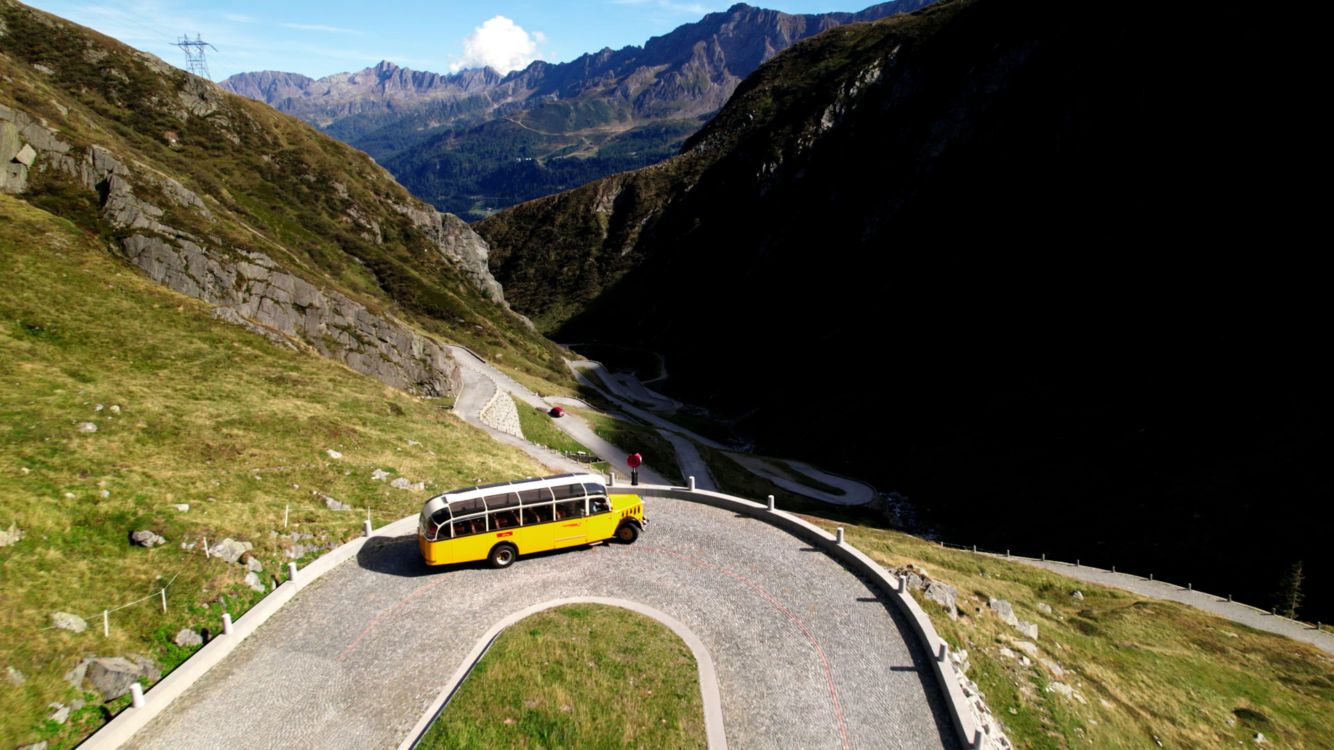 "Traumrouten der Schweiz II (1/4) - Mit dem Postauto über den Gotthardpass": Zum Glück hat der Saurer Alpenwagen von 1954 gute Bremsen  © ZDF/SRF, docstation,