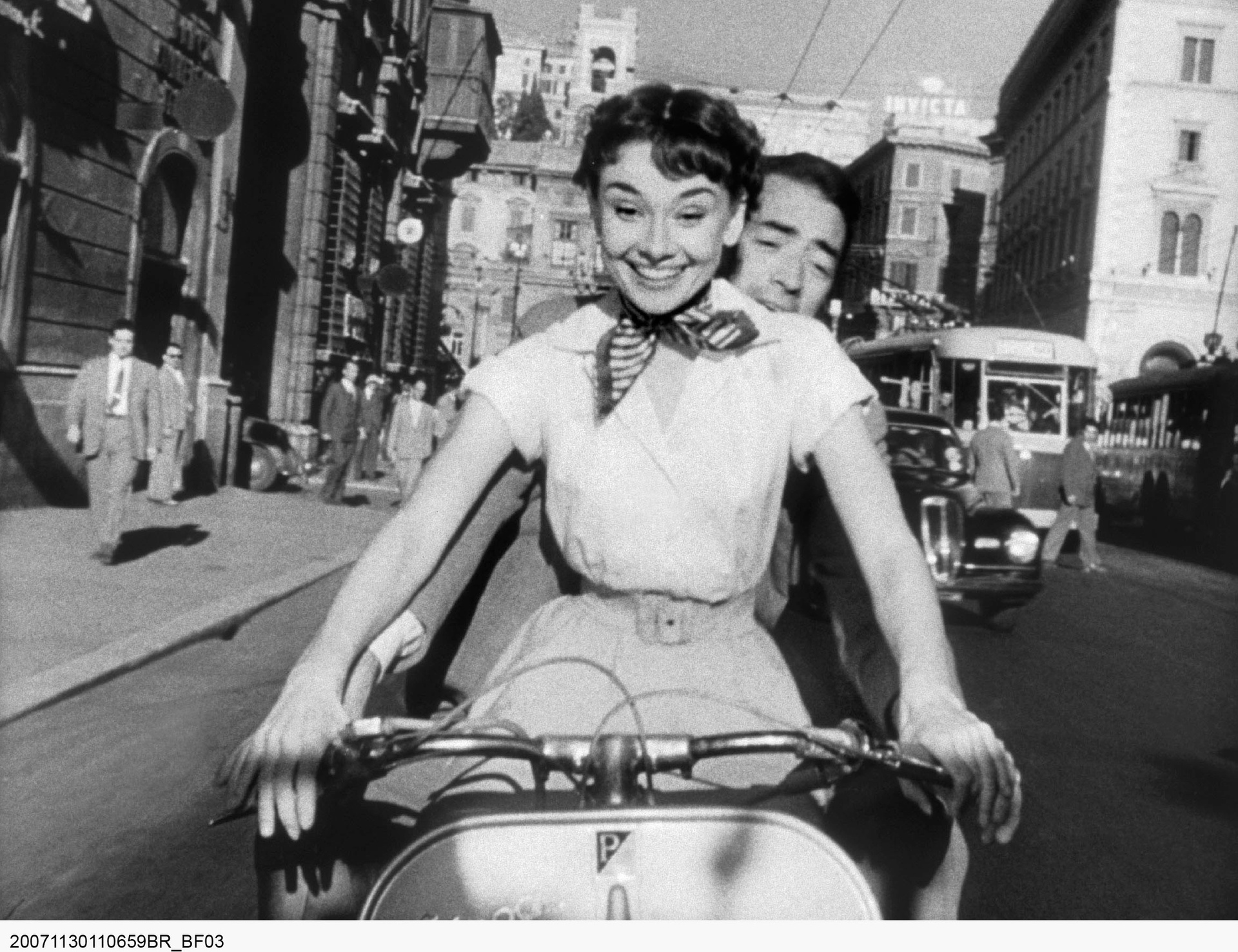 "Ein Herz und eine Krone": Prinzessin Anne (Audrey Hepburn) verbringt mit Joe Bradley (Gregory Peck) einen aufregend schönen Tag, an dem sie alles tun kann, was normale Menschen tun © ZDF/BR/Telepool,