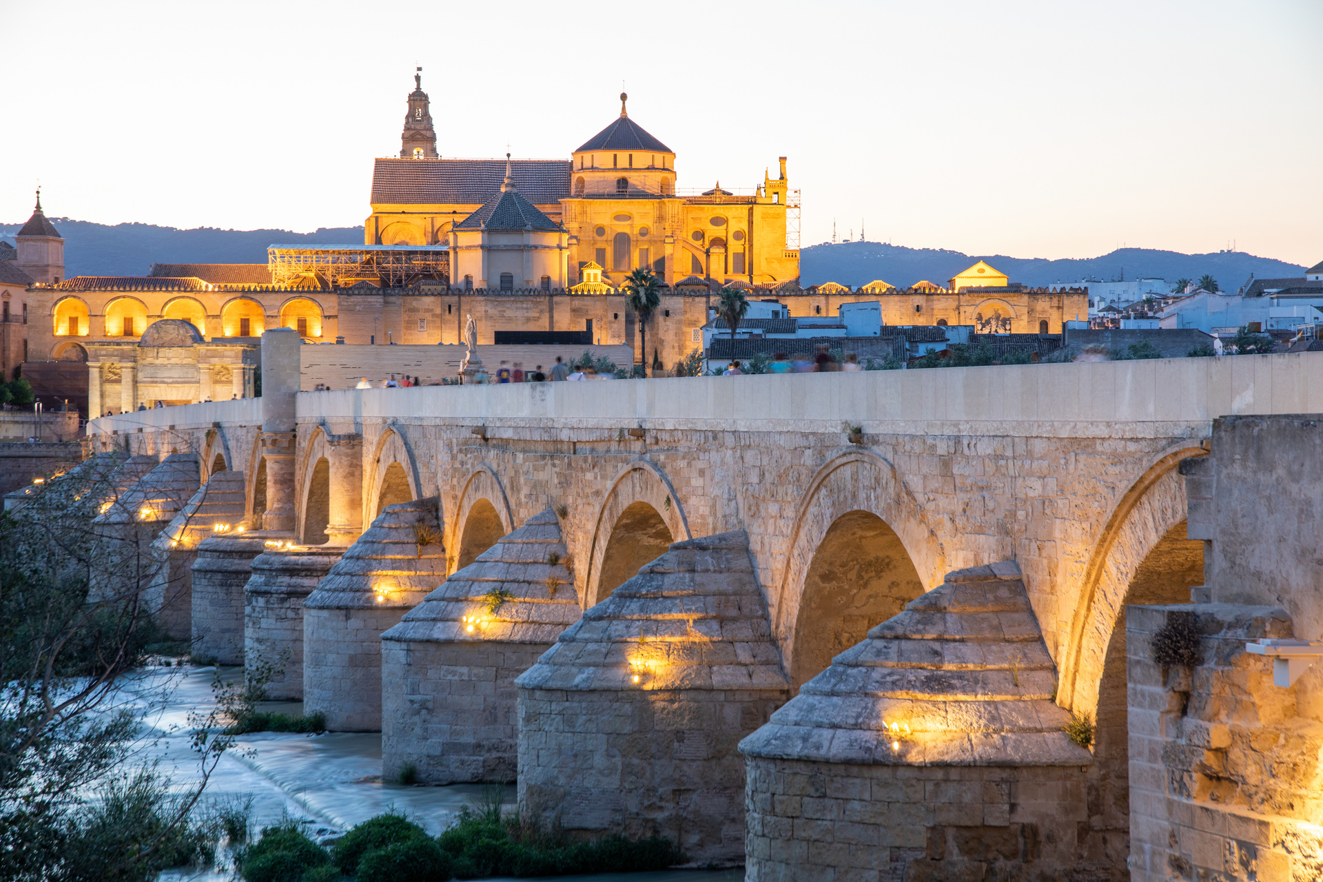 "Welten-Saga II - Die Schätze Südeuropas": Blick auf die Römische Brücke in Cordoba mit ihren Torbögen und der dahinterliegenden Altstadt
© ZDF/MONICA GUMM