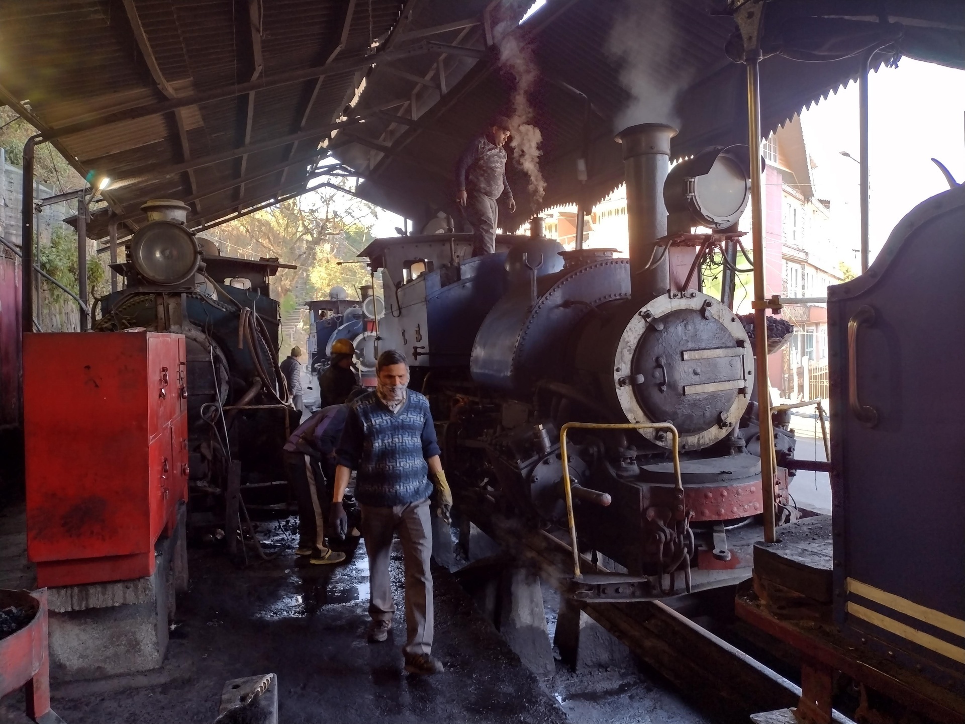 Vor ihrer ersten Fahrt des Tages machen Mechaniker die Dampflokomotive der DHR startklar. Die kurze Strecke von Darjeeling nach Ghum ist bei Touristen sehr beliebt © ZDF/2022 Renegade Pictures 