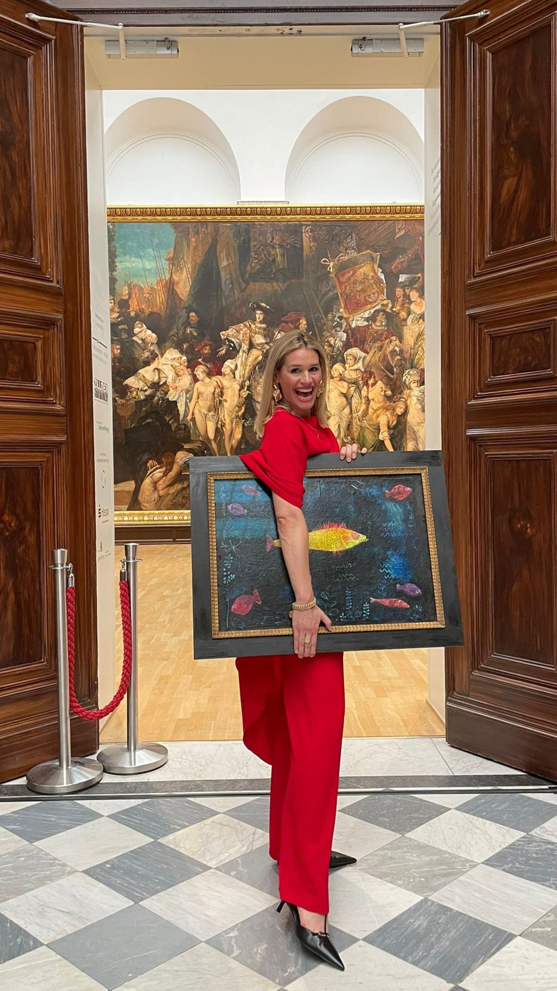 Bianca Berding mit der gemalten Kopie "Der Goldfisch" von Paul Klee © ZDF und Vanessa Auktor
