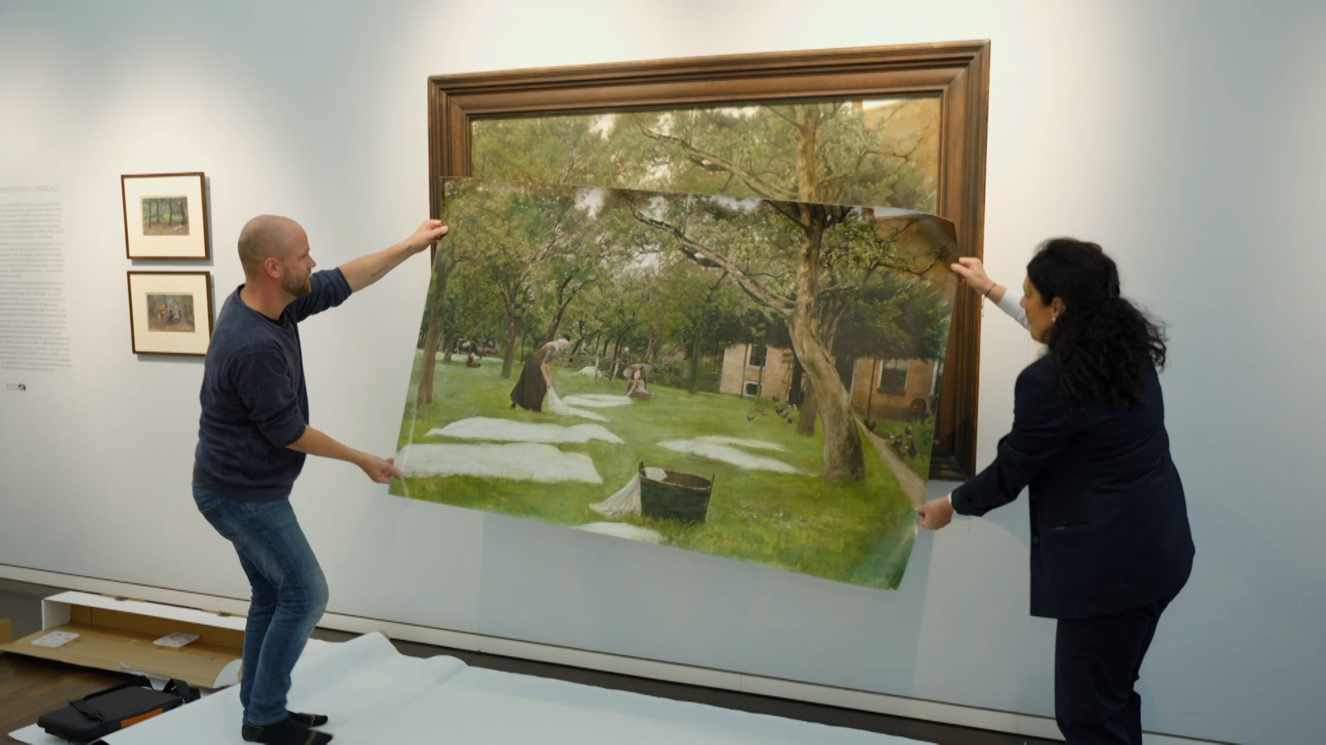 Tim Ernst vergleicht die Reproduktion, die ihm als Vorlage dient mit dem Originalwerk „die Rasenbleiche“ von Max Liebermann / Copyright: ZDF/Tom Kreyssig