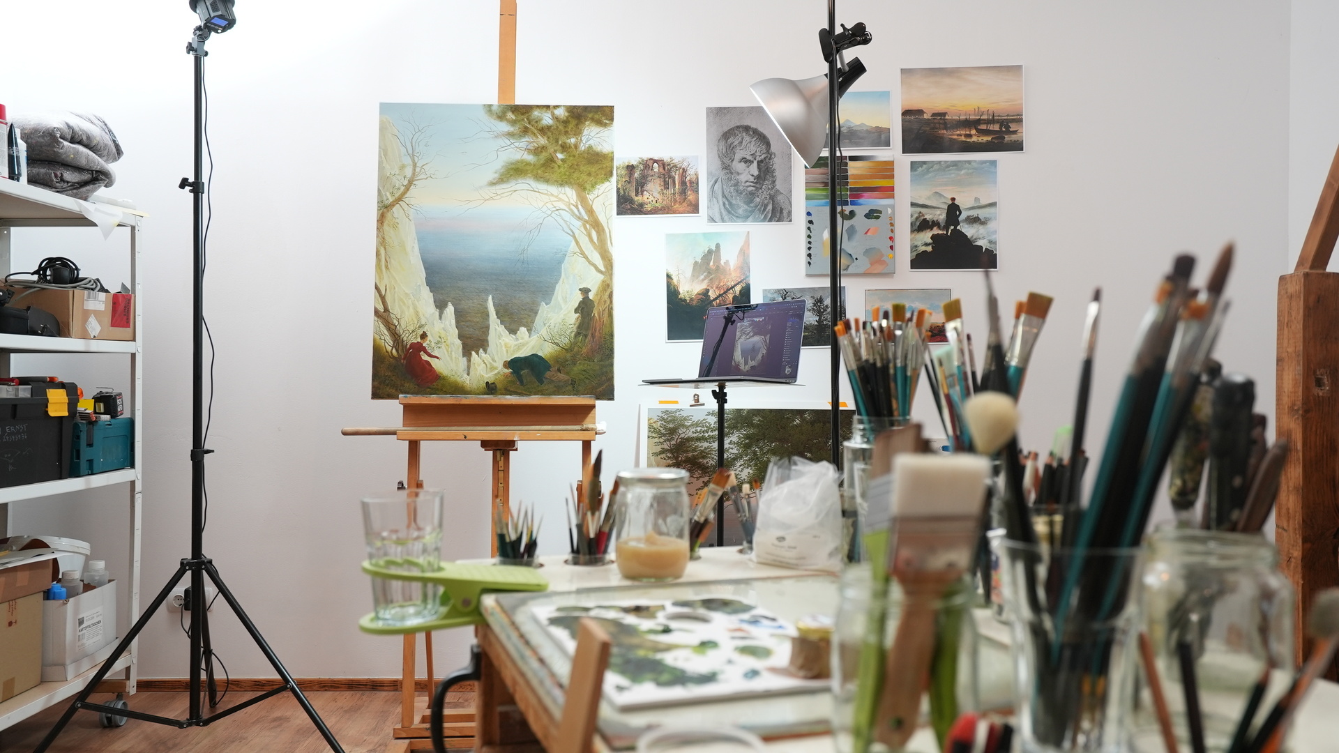 Das Atelier von Tim Ernst mit der Kopie des Gemälde Kreidefelsen auf Rügen von Caspar David Friedrich © Vanessa Auktor