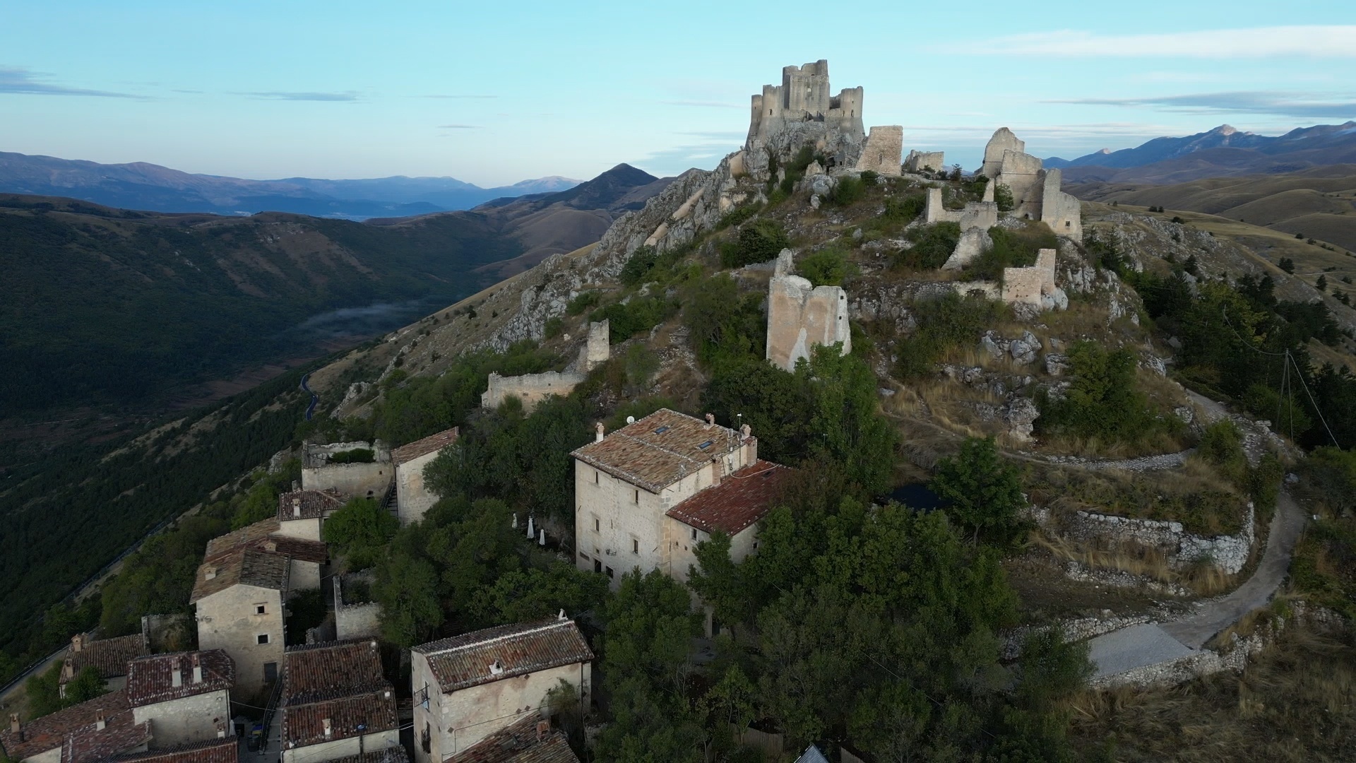 Verlassen und wiederentdeckt: Die Liebe einer Römerin zu diesem Dorf in den Abruzzen verwandelte es in einen Ort mit ganz spezieller Unterkunft © ZDF/3sat/SRF