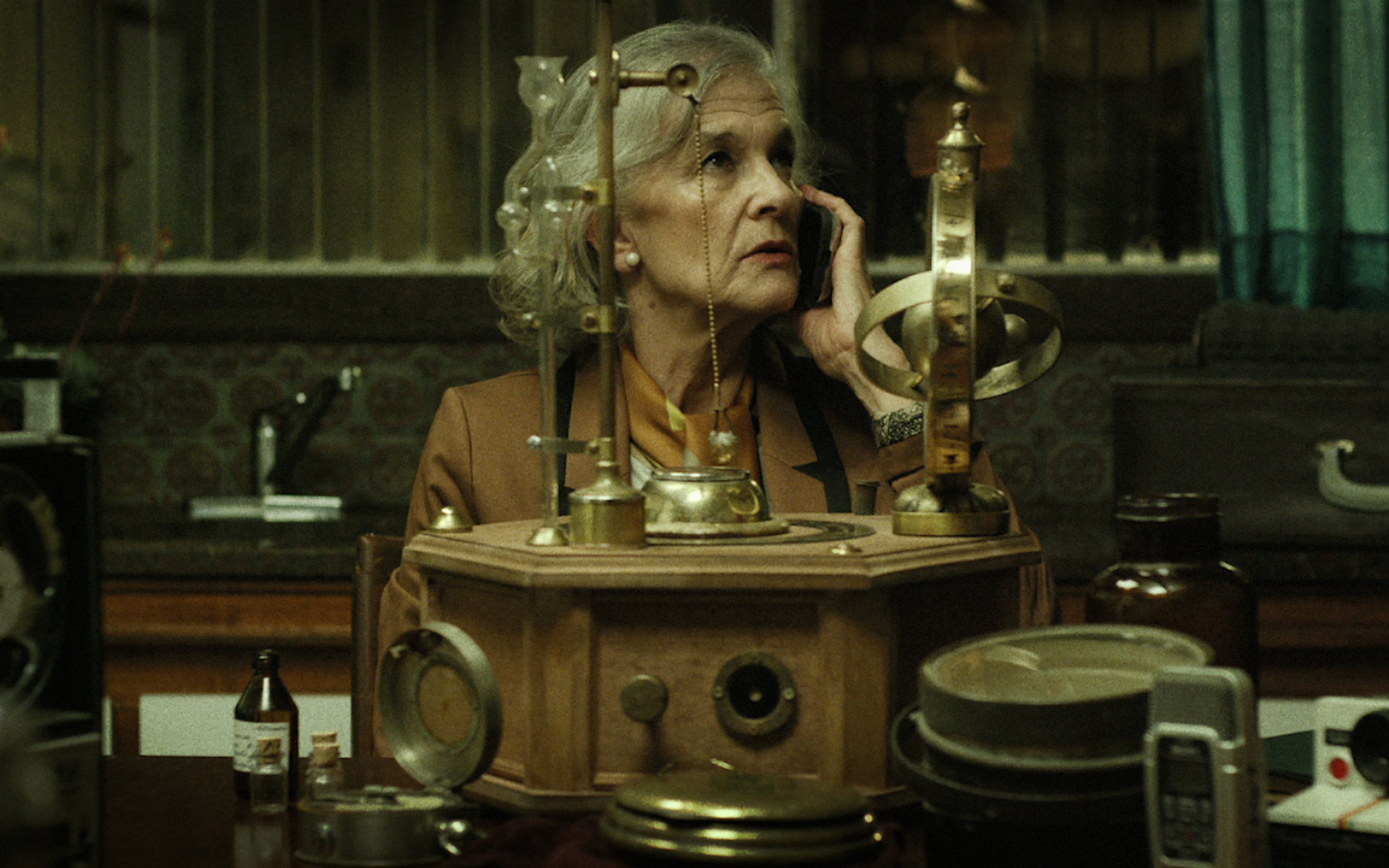 Dr. Albreck (Elvira Onetto) versucht den Dämonen auszuspüren © ZDF und BR/Pandastorm Pictures GmbH