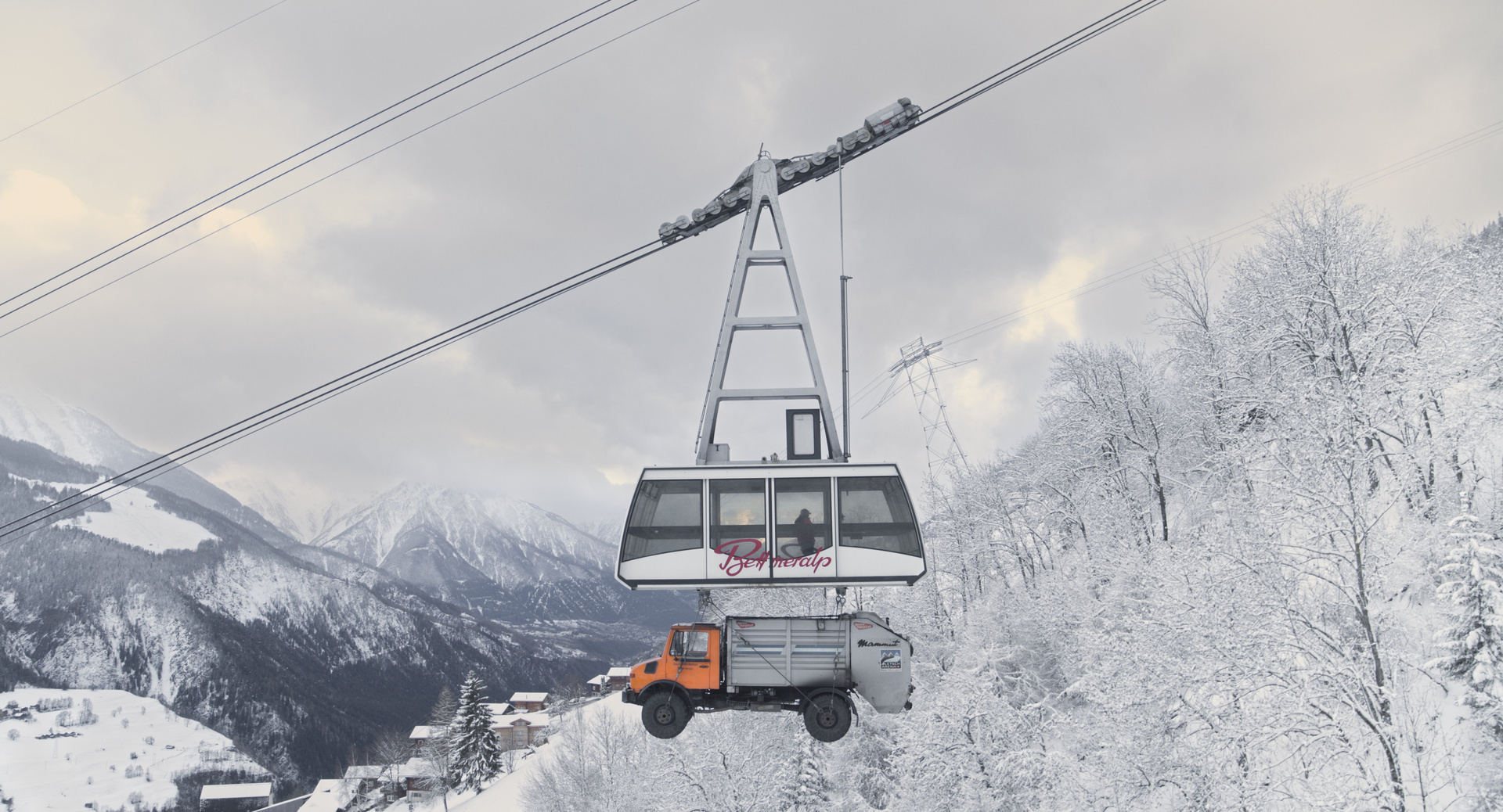 Ein hochgelegener Skiort in den Schweizer Alpen wird müllfrei gehalten. Ein Müllauto wird per Lift täglich ins Tal gebracht, wo der Müll entsorgt wird (Szene aus "Matte out of Place") © ZDF und Nikolaus Geyrhalter, NGF