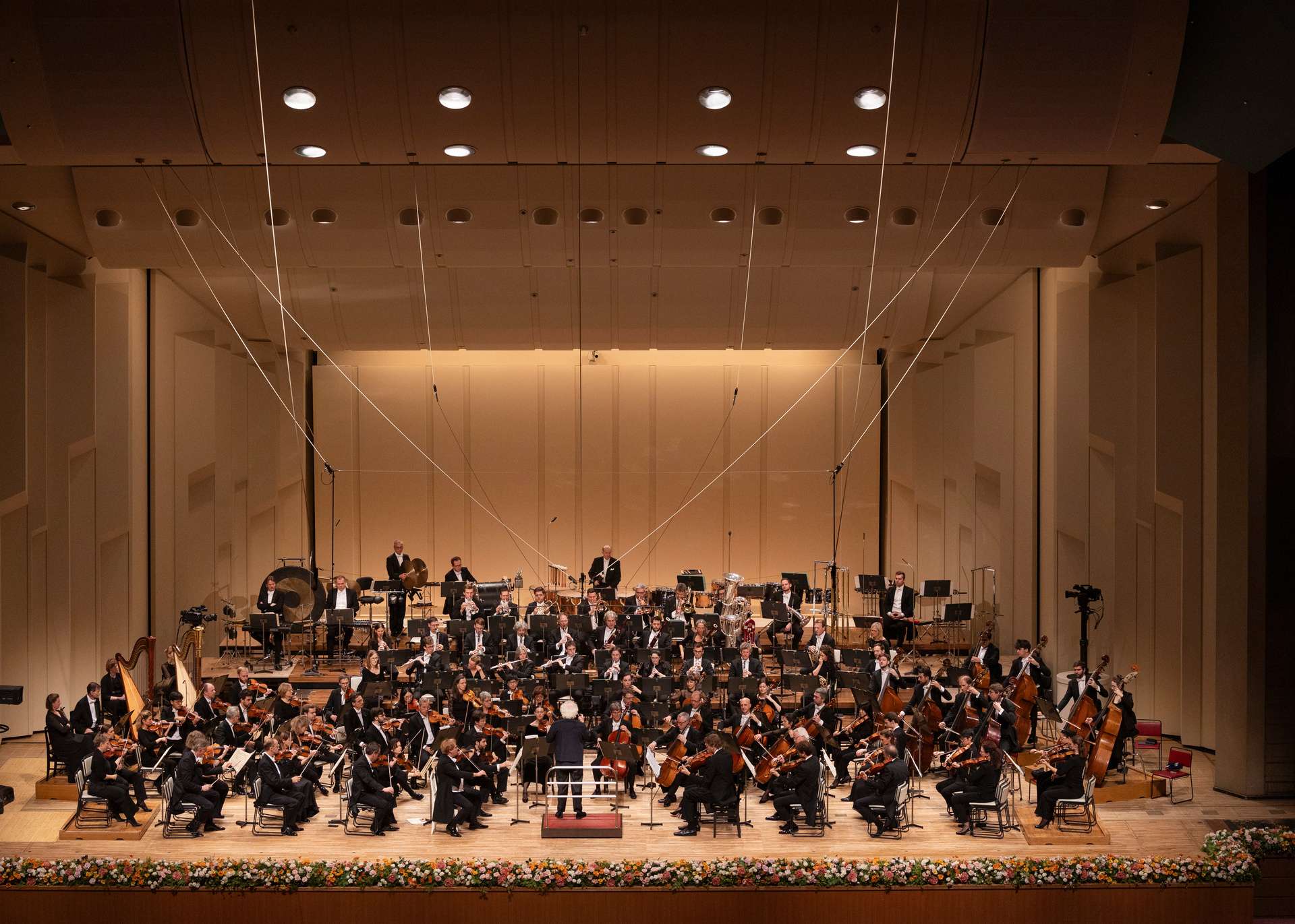 Sir Simon Rattle dirigiert Mahlers 7. in Tokio, NHK Hall © ZDF/BR, Astrid Ackermann