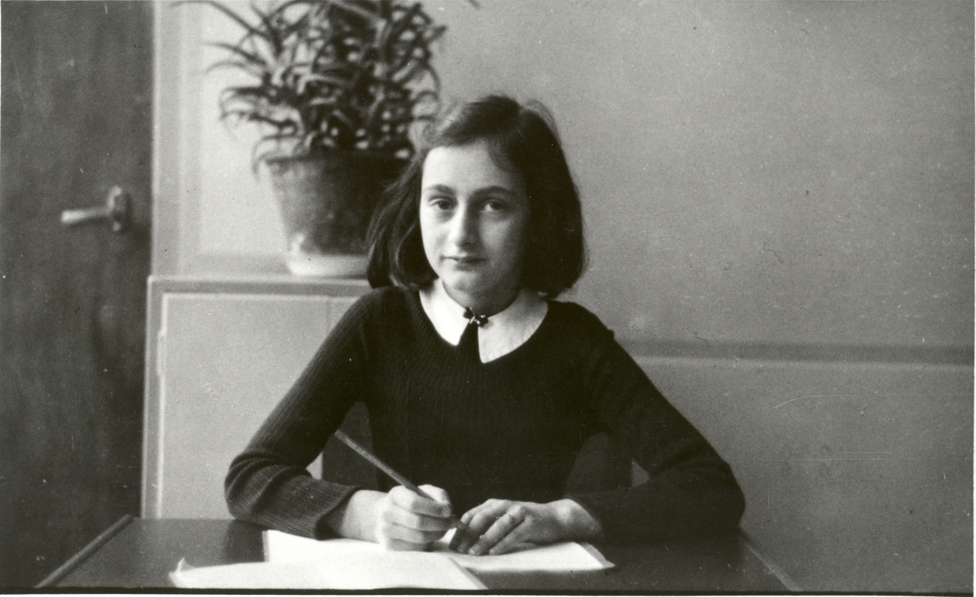 Anne Frank an ihrem Schreibtisch, Anfang 1940 © ZDF/ANNE FRANK FONDS - BASEL