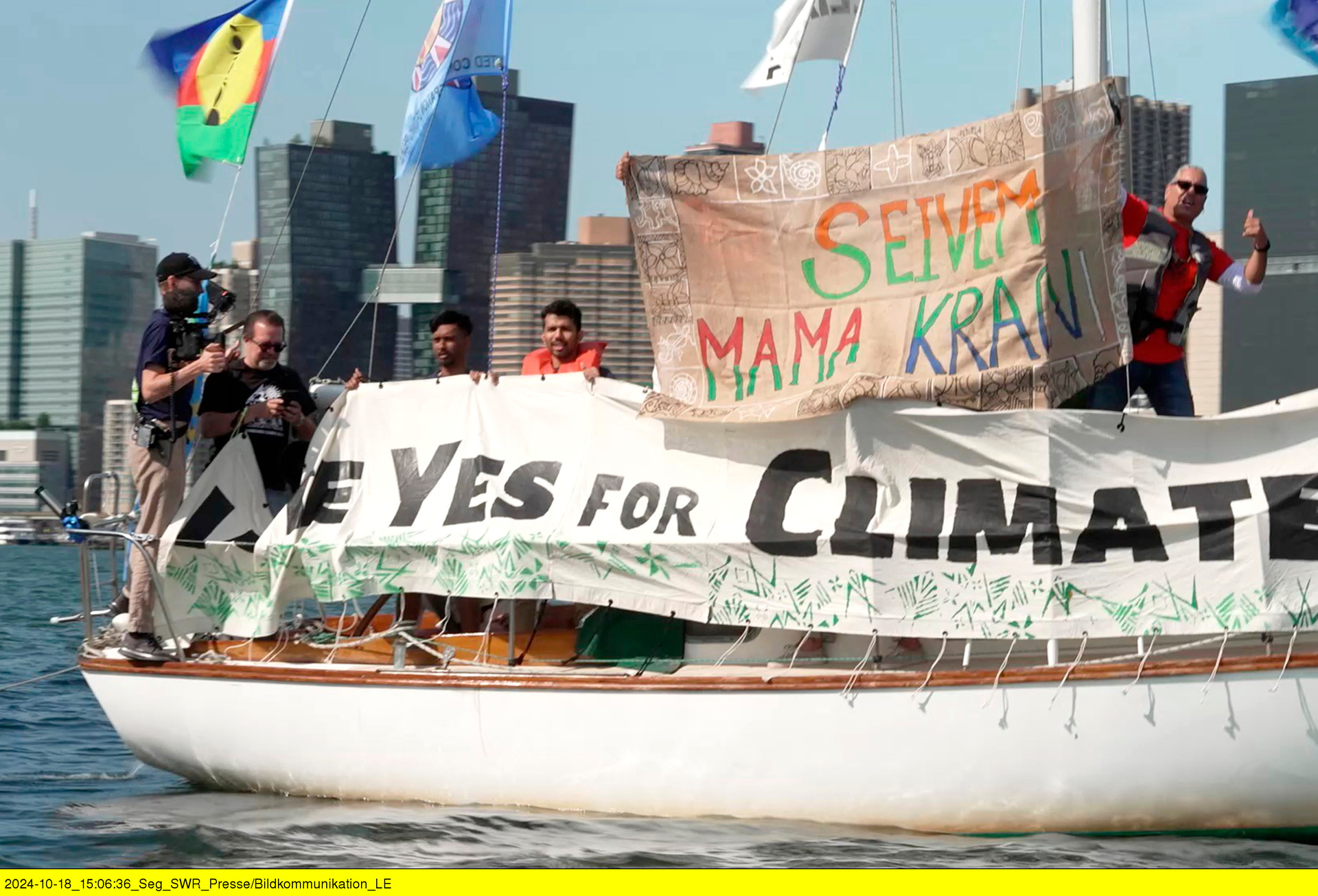 Klimademo vor den Vereinten Nationen auf dem East River in New York. / © ZDF und SWR/ Felix Golenko. Klimademo vor den Vereinten Nationen auf dem East River in New York. / © ZDF und SWR/ Felix Golenko.