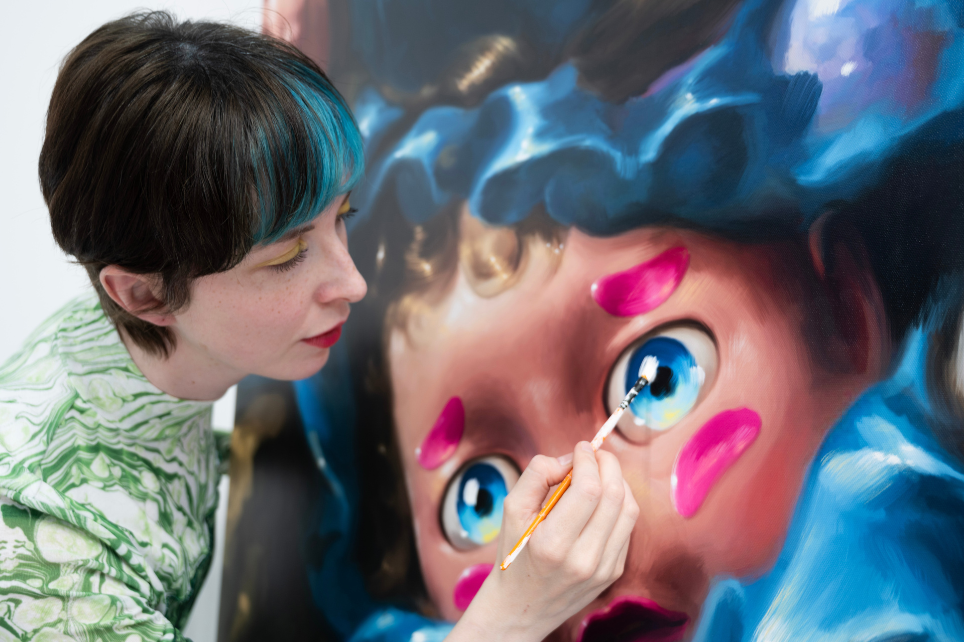 Künstlerin Rachel Maclean bei der Arbeit an ihrer MAMA-Werkreihe
© ZDF und Studio Rachel Maclean. Künstlerin Rachel Maclean bei der Arbeit an ihrer MAMA-Werkreihe
© ZDF und Studio Rachel Maclean.