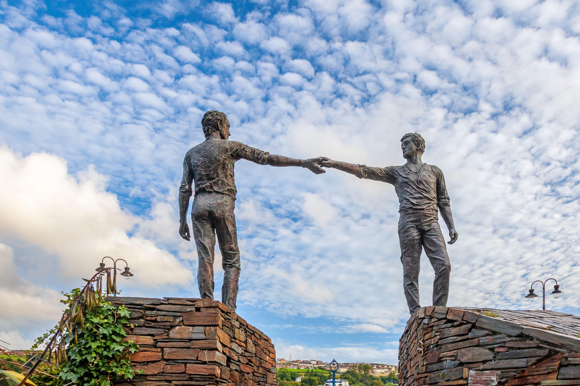 "Hands Across the Divide" - ein Symbol der Annäherung in der Stadt Derry, einem Hauptschauplatz des langjährigen Konflikts in Nordirlands
© ZDF und Jim Monk / Alamy Stock Foto "Hands Across the Divide" - ein Symbol der Annäherung in der Stadt Derry, einem Hauptschauplatz des langjährigen Konflikts in Nordirlands
© ZDF und Jim Monk / Alamy Stock Foto