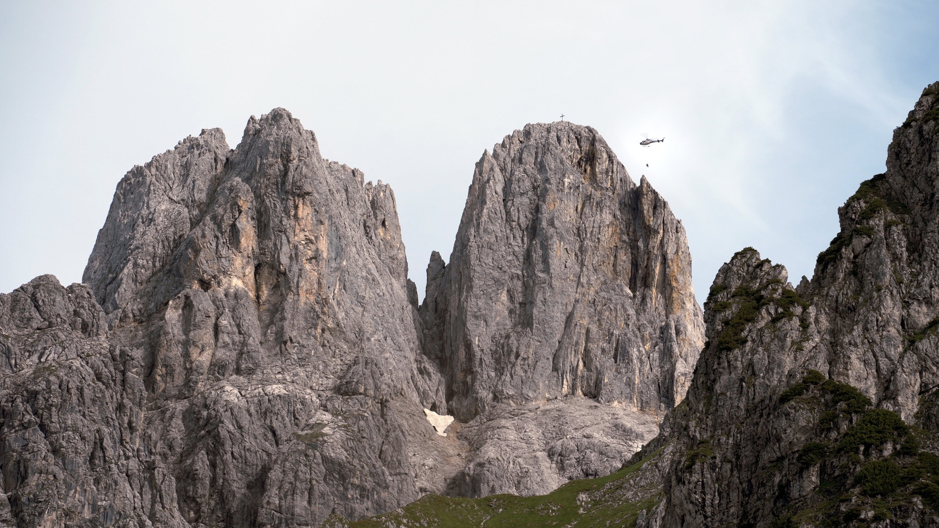 "Die österreichischen Dolomiten: Gosaukamm": Hubschrauber über Bischofsmütze
© ZDF/ORF/YDreamProduction "Die österreichischen Dolomiten: Gosaukamm": Hubschrauber über Bischofsmütze
© ZDF/ORF/YDreamProduction