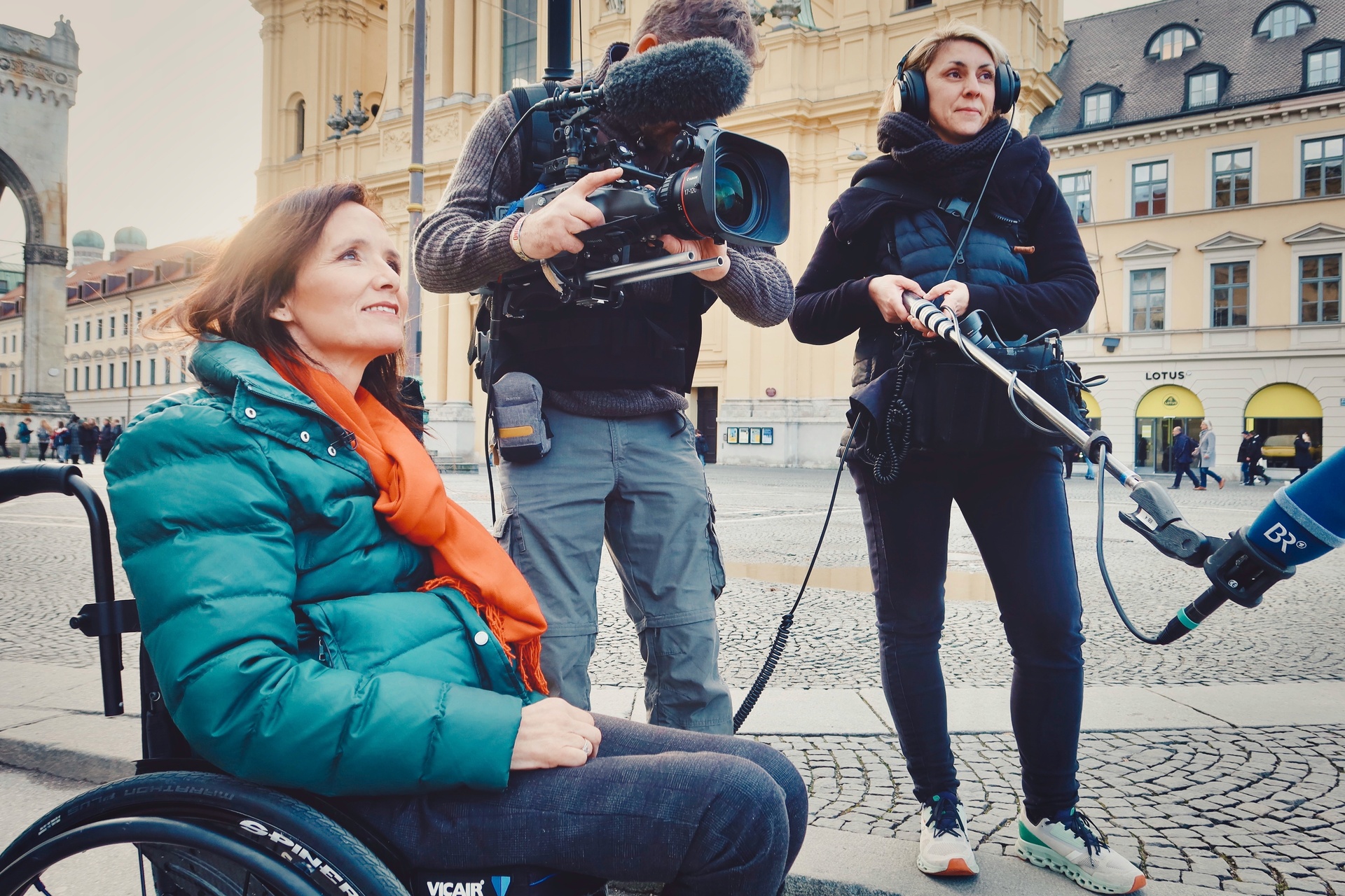 Mirjam Kottmann ist die erste deutsche Nachrichtenmoderatorin im Rollstuhl © ZDF und Daniel Ritter. Mirjam Kottmann ist die erste deutsche Nachrichtenmoderatorin im Rollstuhl © ZDF und Daniel Ritter.