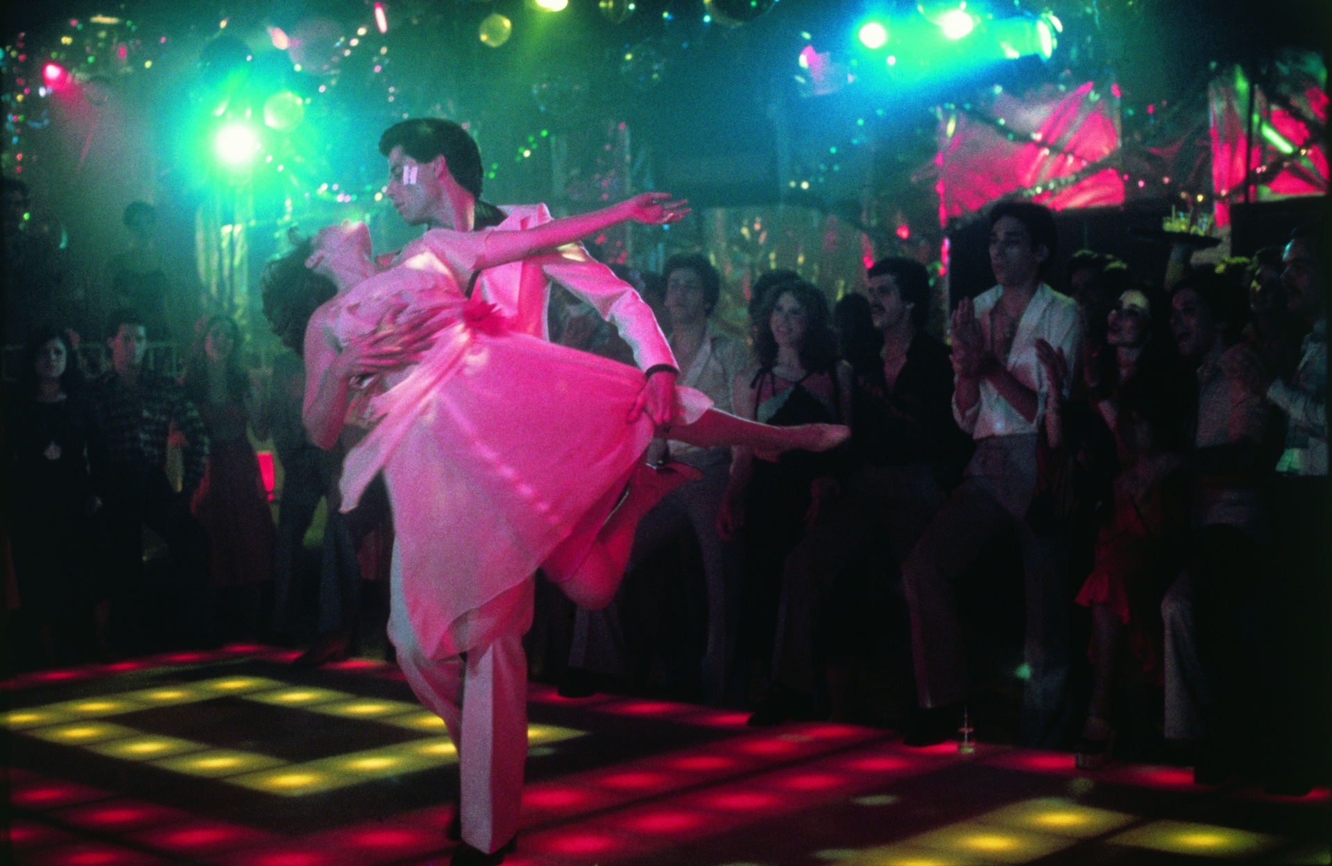 "Saturday Night Fever - Nur Samstag Nacht": Tony (John Travolta) und Stephanie (Karen Lynn Gorney) geben alles, um den Tanzwettbewerb zu gewinnen © ZDF/BR, Paramount Pictures "Saturday Night Fever - Nur Samstag Nacht": Tony (John Travolta) und Stephanie (Karen Lynn Gorney) geben alles, um den Tanzwettbewerb zu gewinnen © ZDF/BR, Paramount Pictures