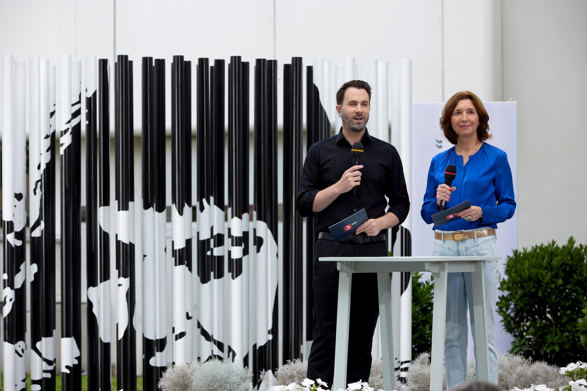 Moderator Peter Fässlacher, Moderatorin Cecile Schortmann
© ZDF und ORF/ORF LST Kärnten/Johannes Puch Moderator Peter Fässlacher, Moderatorin Cecile Schortmann
© ZDF und ORF/ORF LST Kärnten/Johannes Puch