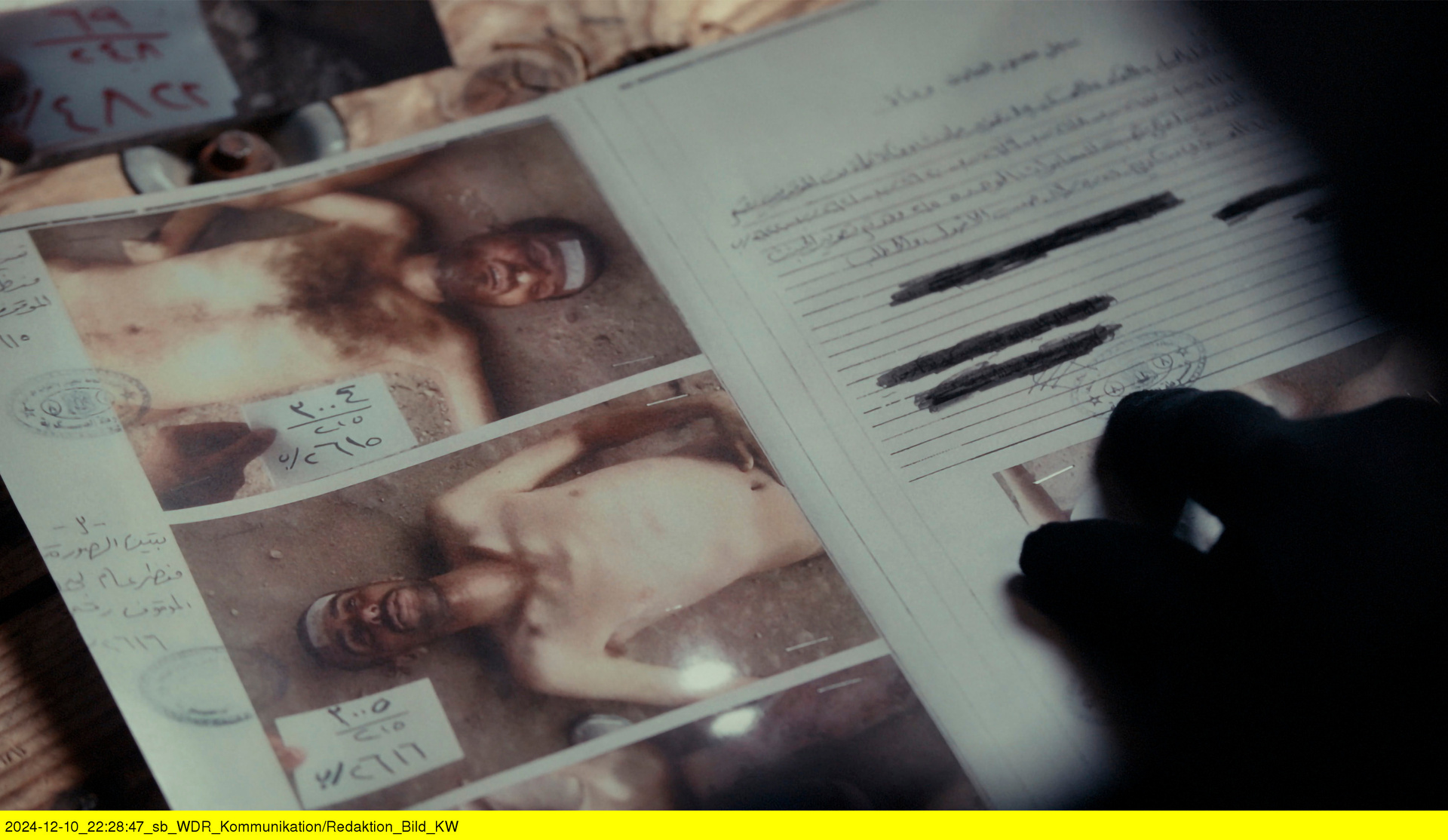 Caesar zeigt eine von ihm angefertigte Fotokopie einer Akte des syrischen Geheimdienstes.
© ZDF und WDR/Les Films d’ici/Thibault Delavigne Caesar zeigt eine von ihm angefertigte Fotokopie einer Akte des syrischen Geheimdienstes.
© ZDF und WDR/Les Films d’ici/Thibault Delavigne