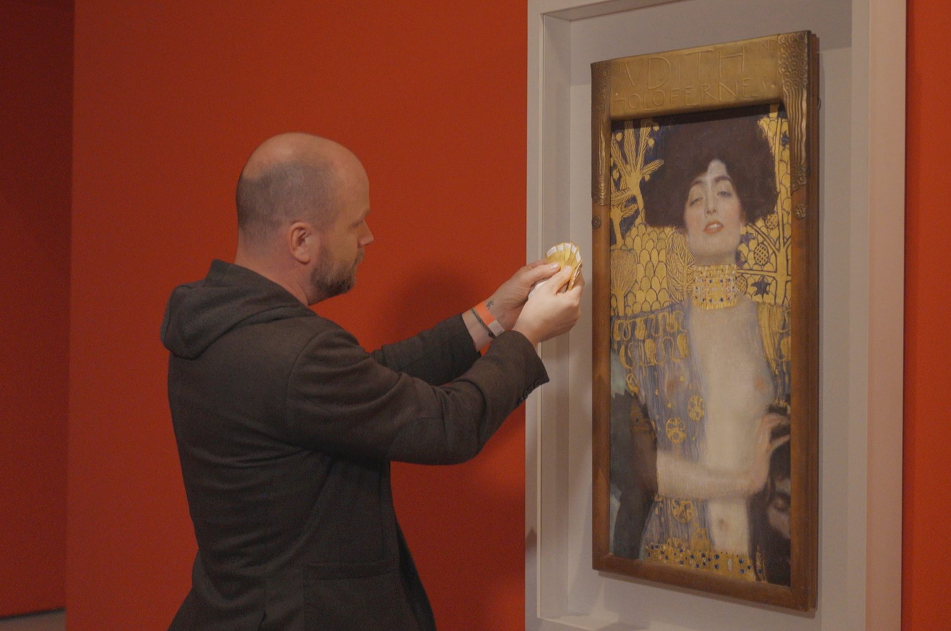 Tim Ernst im Belvedere in Wien vor der "Judith I" auf der Suche nach der passenden Farbe./
© ZDF/Gabriel Streif Tim Ernst im Belvedere in Wien vor der "Judith I" auf der Suche nach der passenden Farbe./
© ZDF/Gabriel Streif