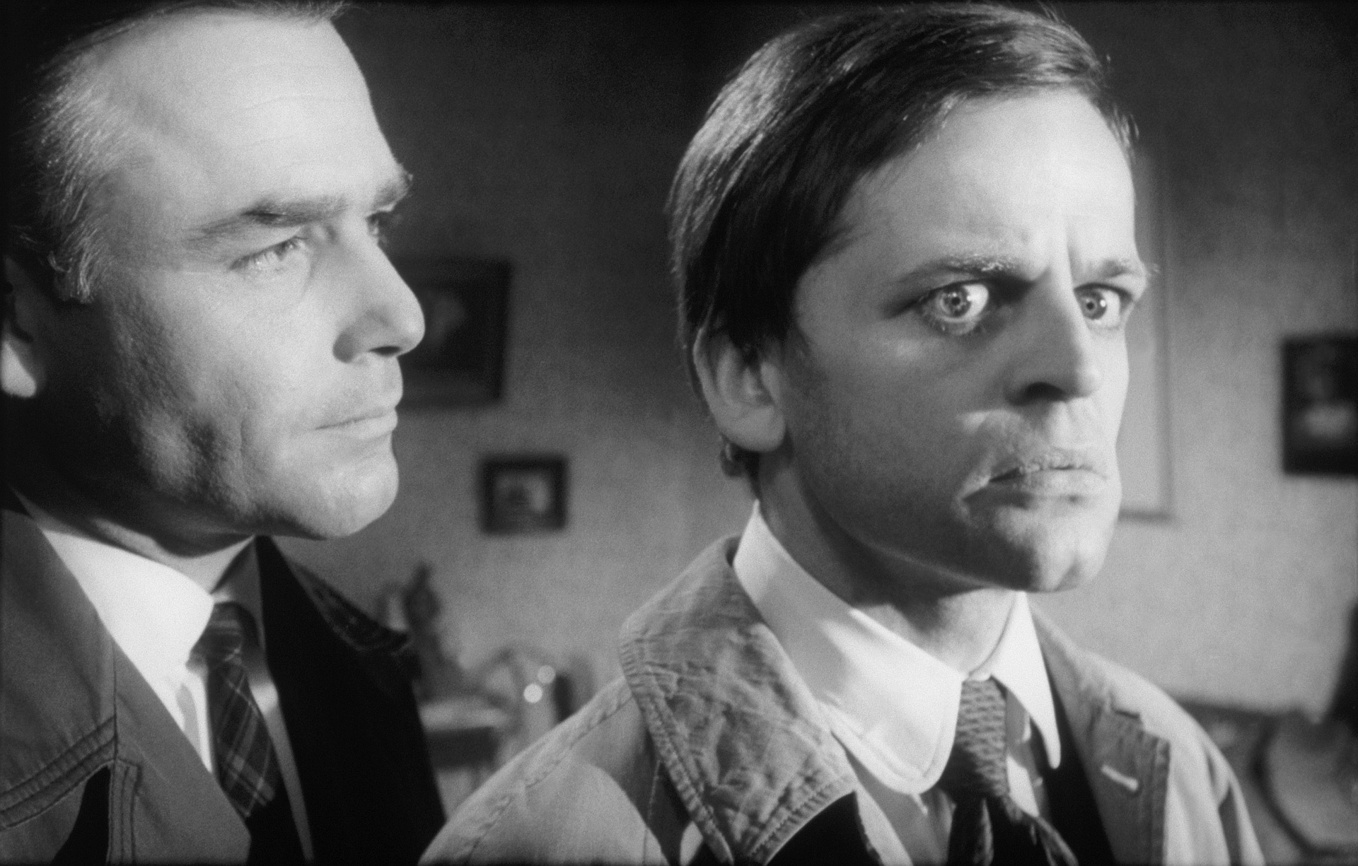 Inspektor Larry Hold von Scotland Yard (Joachim Fuchsberger, links) weiß nicht, was er von dem verschrobenen Sekretär Edgar (Klaus Kinski) halten soll. ("Die toten Augen von London" © ZDF und Lilo Winterstein – Verleih: Tobis. Inspektor Larry Hold von Scotland Yard (Joachim Fuchsberger, links) weiß nicht, was er von dem verschrobenen Sekretär Edgar (Klaus Kinski) halten soll. ("Die toten Augen von London" © ZDF und Lilo Winterstein – Verleih: Tobis.