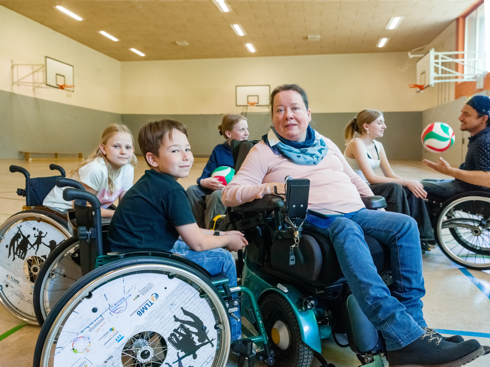 "Ein Rollstuhl ist nicht ansteckend", das sagt Martina Dorenwendt skeptischen Eltern gern, die die Begeisterung ihrer Kinder für die Rollstuhl-AG nicht immer teilen / Copyright: ZDF/Angela Liebich "Ein Rollstuhl ist nicht ansteckend", das sagt Martina Dorenwendt skeptischen Eltern gern, die die Begeisterung ihrer Kinder für die Rollstuhl-AG nicht immer teilen / Copyright: ZDF/Angela Liebich